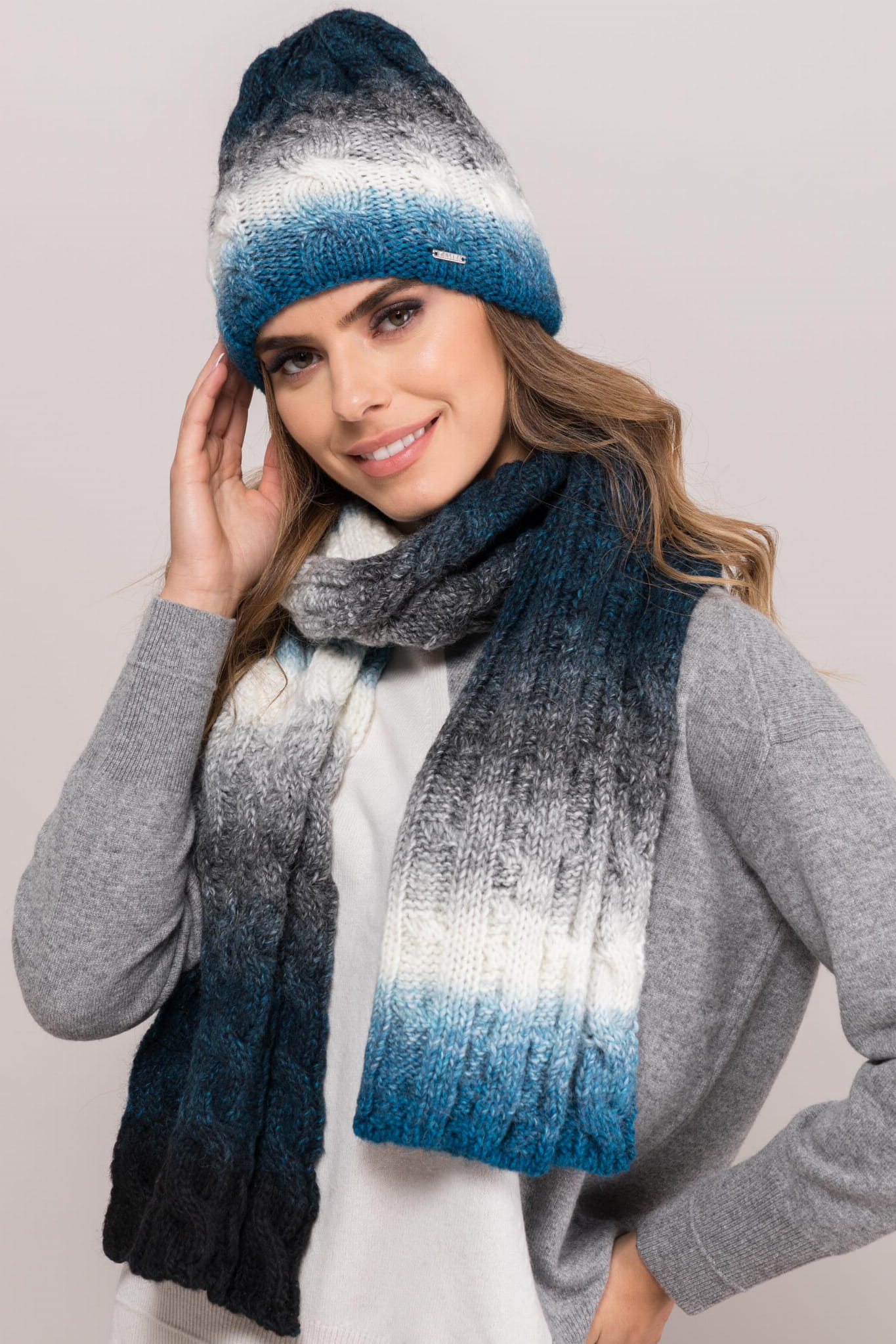 Komplet (Czapka+Szalik), Model: New Jersey Komplet, Kolor: turkusowy, Skład materiału: 55% Poliakryl; 25% Wełna; 20% Alpaka, Rozmiar: Uniwersalny (54-60) (Komplet (Czapka+Szalik), zdjęcie 2)