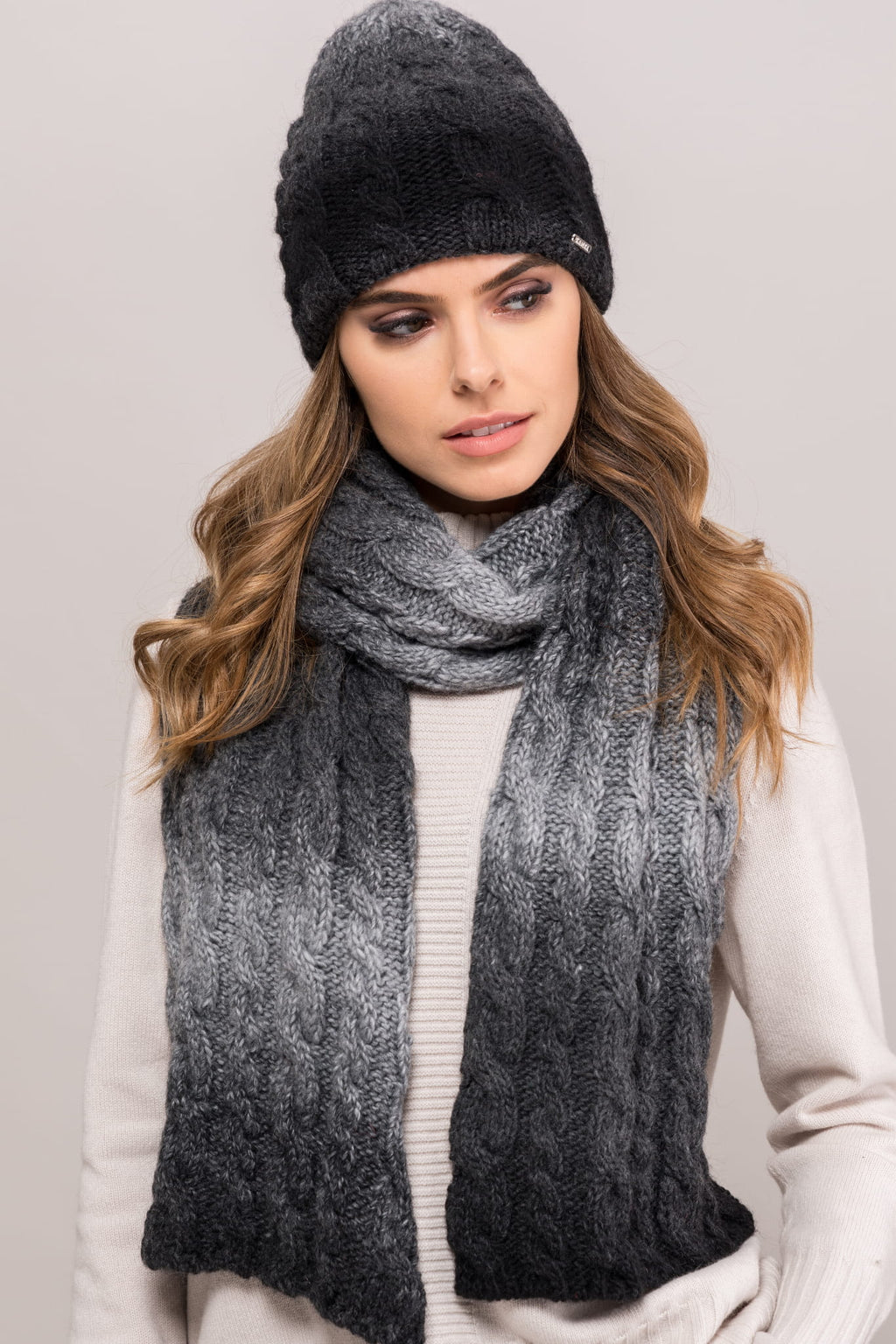 Komplet (Czapka+Szalik), Model: New Jersey Komplet, Kolor: grafitowy, Skład materiału: 55% Poliakryl; 25% Wełna; 20% Alpaka, Rozmiar: Uniwersalny (54-60) (Komplet (Czapka+Szalik), zdjęcie 2)