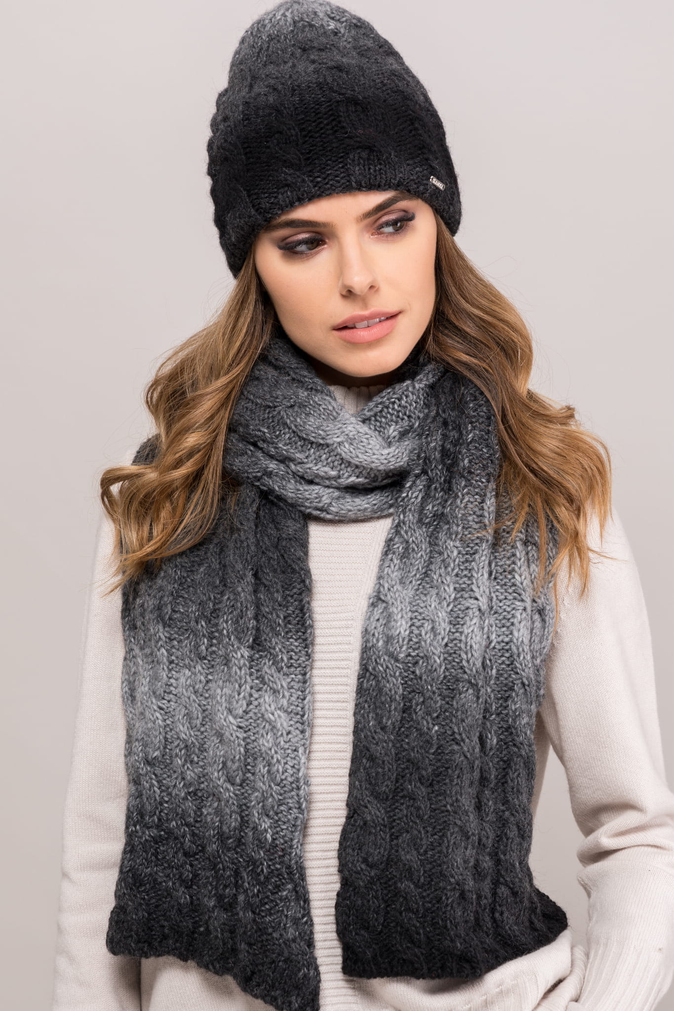 Komplet (Czapka+Szalik), Model: New Jersey Komplet, Kolor: grafitowy, Skład materiału: 55% Poliakryl; 25% Wełna; 20% Alpaka, Rozmiar: Uniwersalny (54-60) (Komplet (Czapka+Szalik), zdjęcie 2)