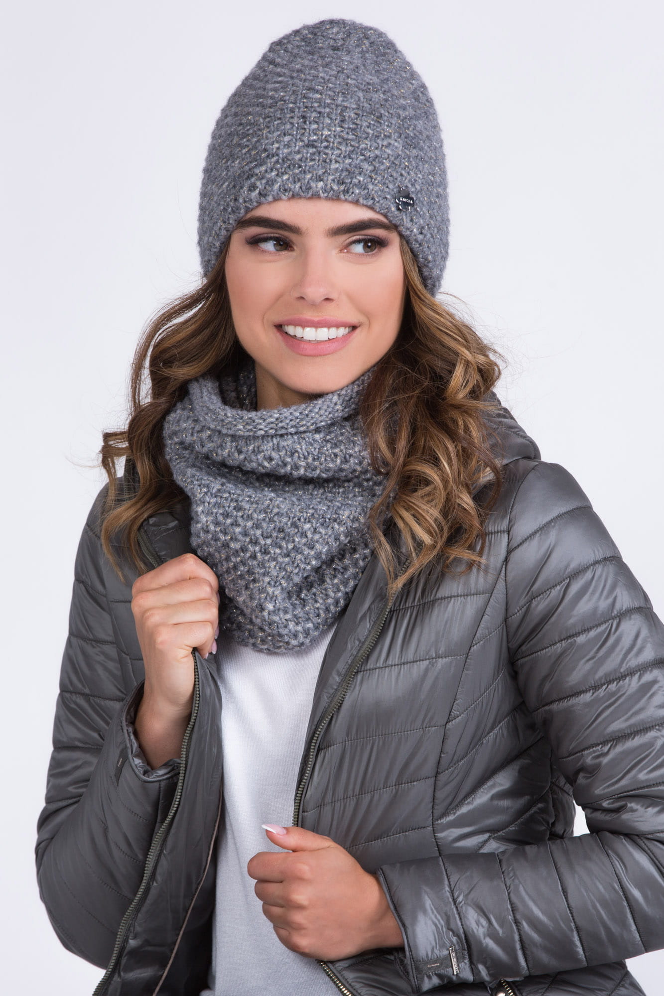 Komplet (Czapka+ Komin), Model: Wilma-Komplet, Kolor: szary, Skład materiału: 44% Poliakryl; 21% Poliester Metalic; 20% Poliamid; 10% Wełna; 5% Alpaka, Rozmiar: Uniwersalny (54-60) (Komplet (Czapka+ Komin), zdjęcie 2)