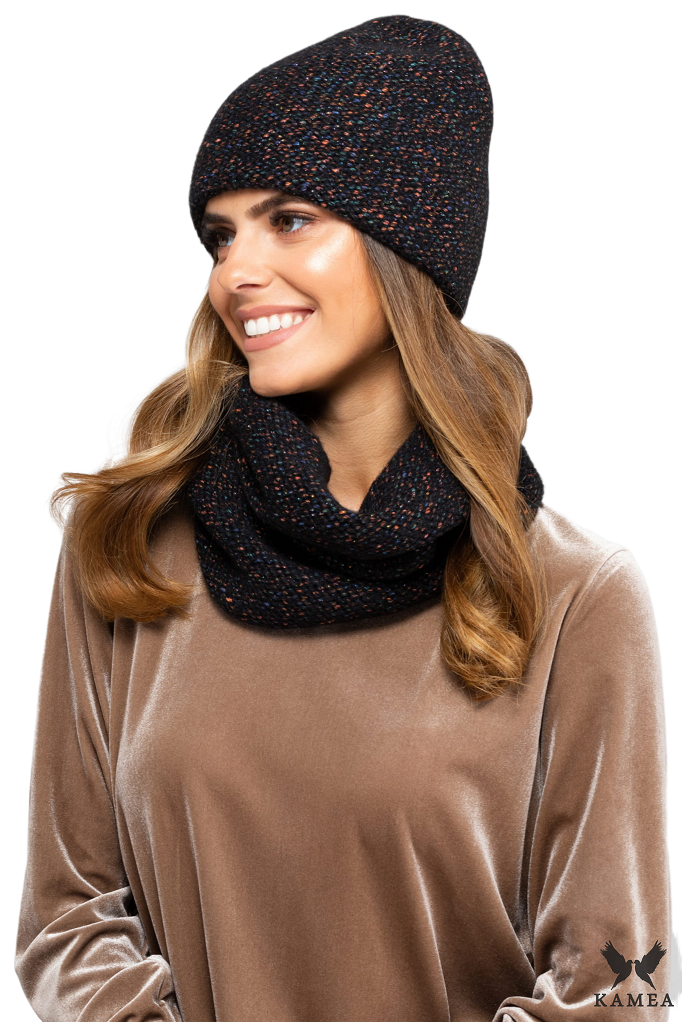 Komplet (Czapka + Komin), Model: Badalona-Komplet, Kolor: czarny, Skład materiału: 41% Bawełna; 27% Poliakryl; 12% Wełna; 11% Poliamid; 5% Poliester; 4% Lurex, Przeznaczenie: Jesień/Zima, Wymiary(długość/szerokość): 31cm/39cm