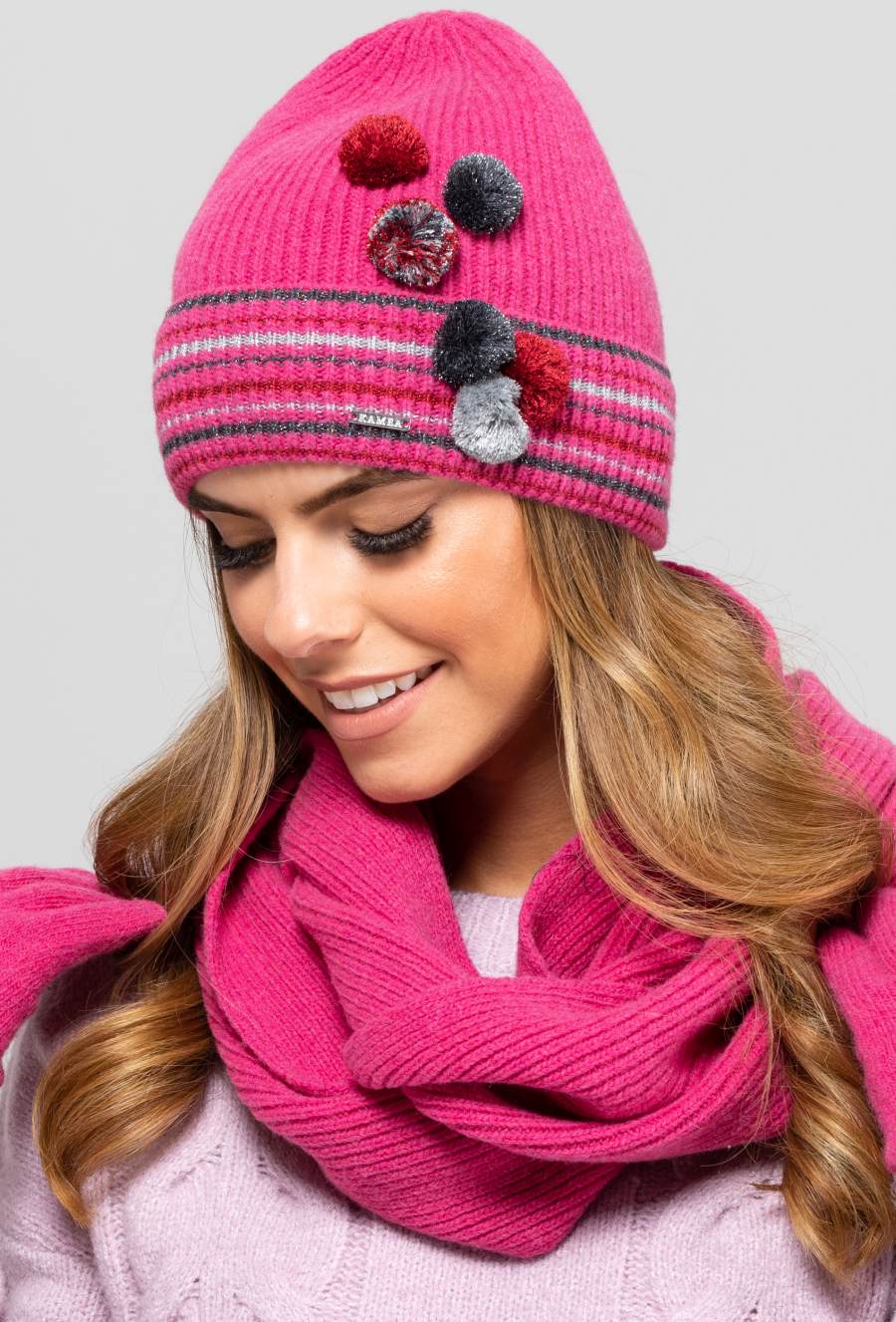 Komplet (Czapka+ Komin), Model: Kolorado-Komplet, Kolor: malinowy, Skład materiału: 80% Wełna; 20% Poliamid, Rozmiar: Uniwersalny (54-60) (Komplet (Czapka+ Komin), zdjęcie 2)