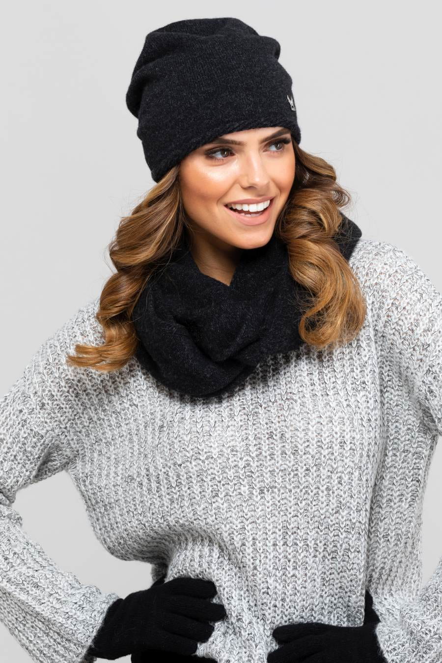 Komplety: czapka + szalik/komin, Model: Anna-Komplet, Kolor: czarny, Skład materiału: 80% Wełna; 20% Poliamid, Rozmiar: Uniwersalny (54-60) (Komplety: czapka + szalik/komin, zdjęcie 2)