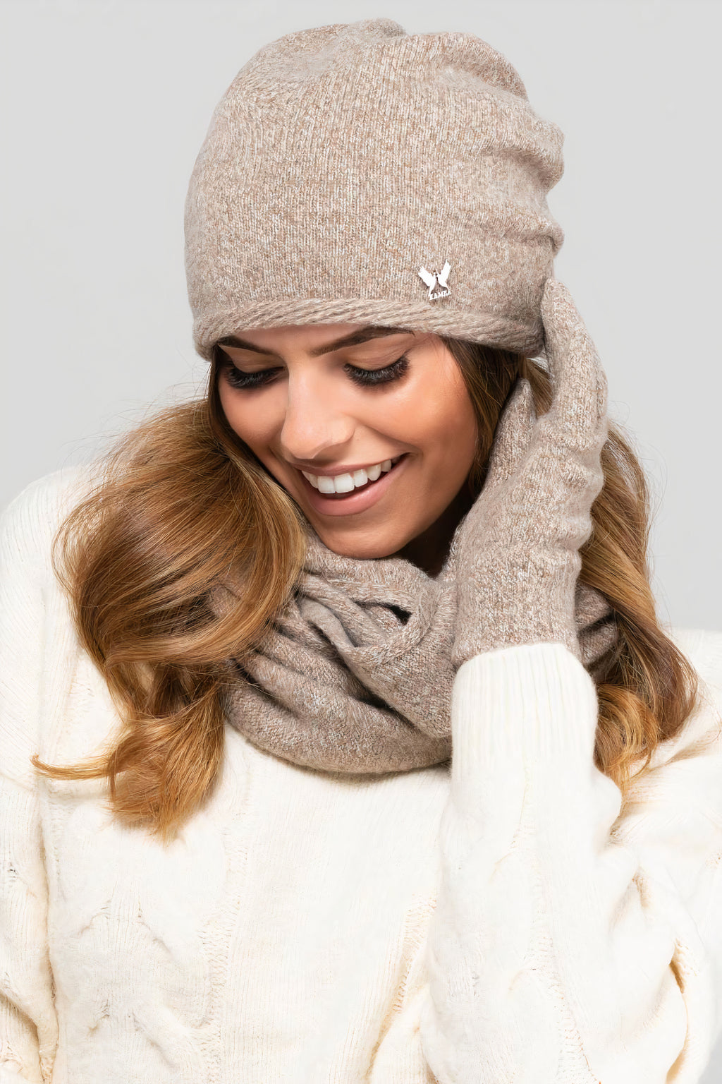 Komplety: czapka + szalik/komin, Model: Anna-Komplet, Kolor: ciemny beżowy, Skład materiału: 80% Wełna; 20% Poliamid, Rozmiar: Uniwersalny (54-60)