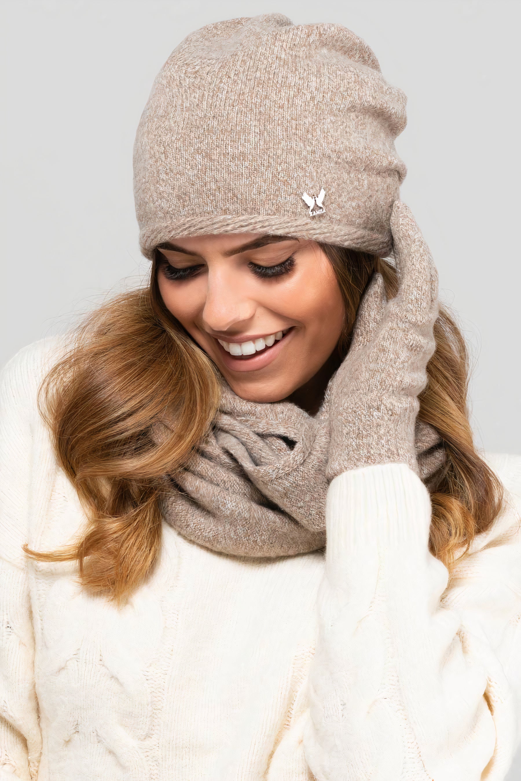 Komplety: czapka + szalik/komin, Model: Anna-Komplet, Kolor: ciemny beżowy, Skład materiału: 80% Wełna; 20% Poliamid, Rozmiar: Uniwersalny (54-60)