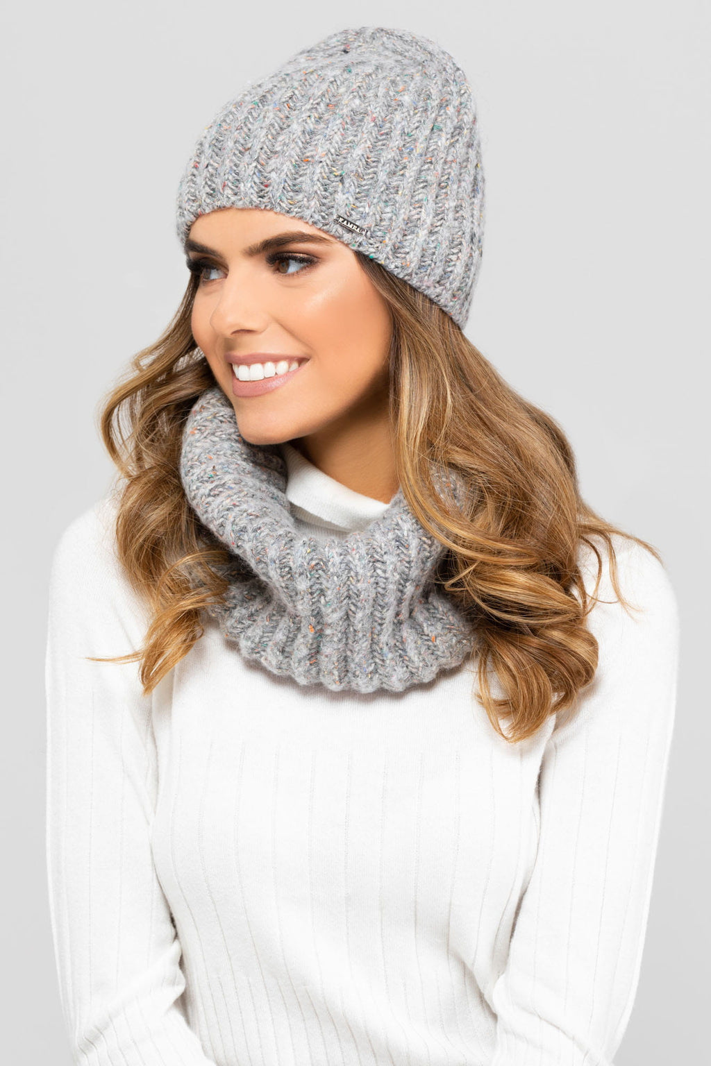 Komplet (Czapka+ Komin), Model: Alicante-Komplet, Kolor: jasny szary, Skład materiału: 26% Poliakryl; 24% Wełna; 16% Poliamid; 15% Poliester; 9%  Bawełna; 7% Jedwab; 3% Wiskoza, Rozmiar: Uniwersalny (54-60) (Komplet (Czapka+ Komin), zdjęcie 2)