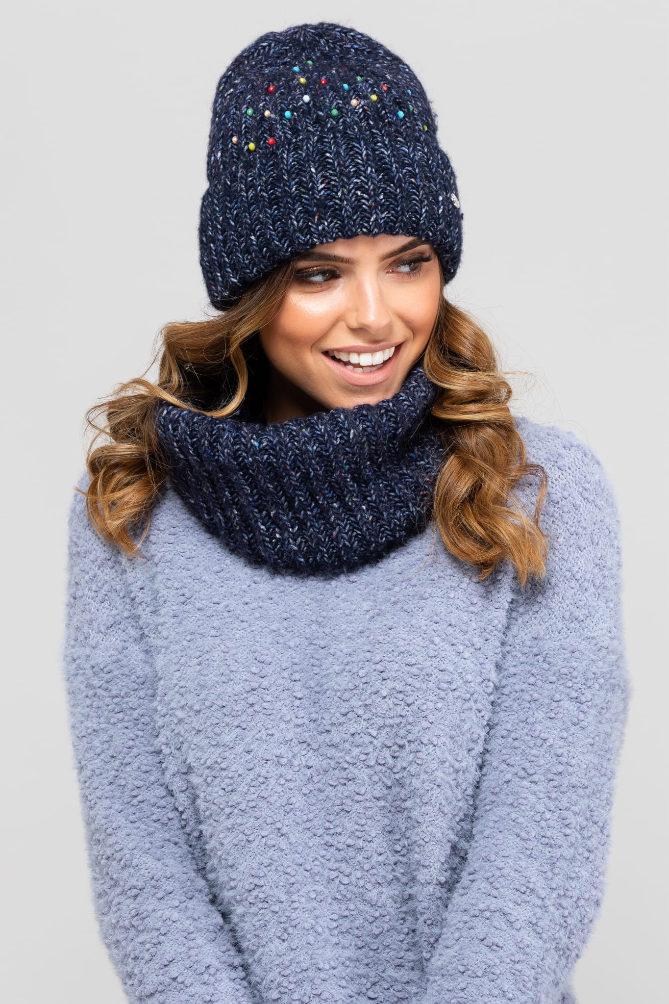 Komplet (Czapka+ Komin), Model: Gijon-Komplet, Kolor: granatowy, Skład materiału: 26% Poliakryl; 24% Wełna; 16% Poliamid; 15% Poliester; 9%  Bawełna; 7% Jedwab; 3% Wiskoza, Rozmiar: Uniwersalny (54-60) (Komplet (Czapka+ Komin), zdjęcie 2)