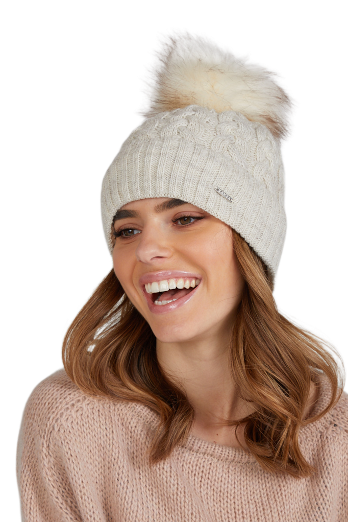 Detal czapki Capri z grubej przędzy, ozdobiony dużym futrzanym pomponem i warkoczami na przodzie | KAMEA | Spironik.pl