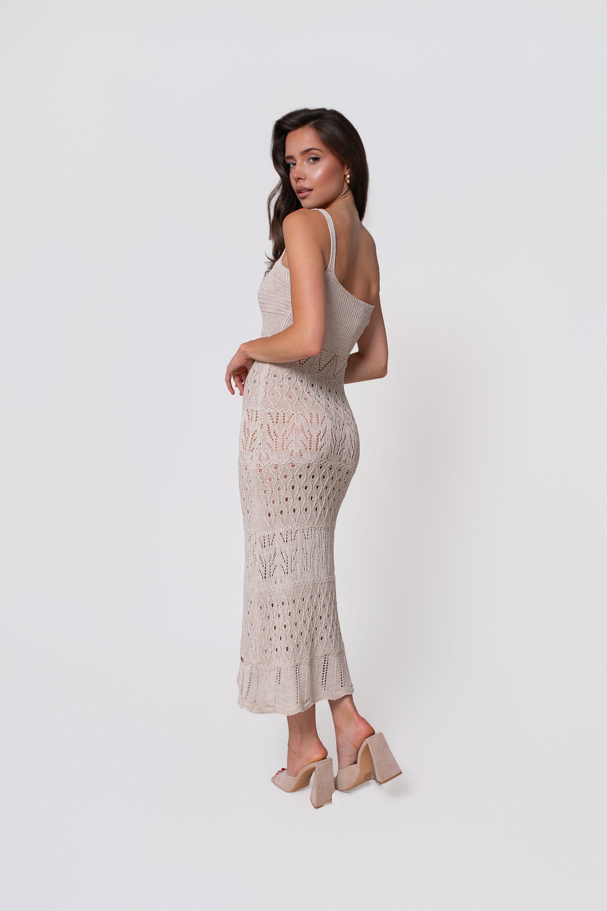 Długa beżowa sukienka ażurowa na szerokich ramiączkach w stylu boho idealna na lato i wakacyjne stylizacje | BastetStore | Spironik.pl