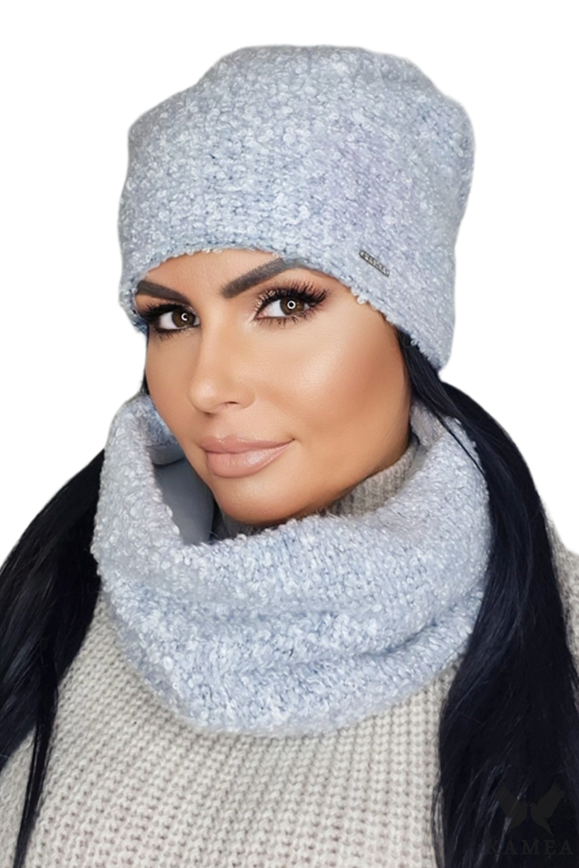 Komplet (Czapka+ Komin), Model: Pavo Komplet ( Czapka+ Komin ), Kolor: błękitny, Skład materiału: 70% Akryl; 16% Poliester; 14% Wełna; Podszewka: 100% Poliester, Rozmiar: Uniwersalny (54-60)