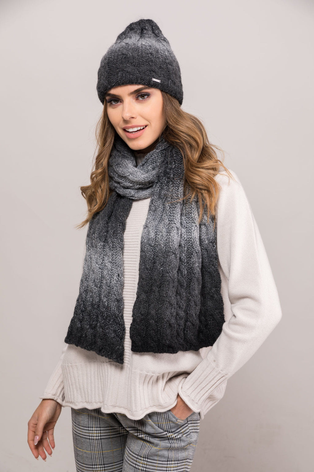 Komplet (Czapka+Szalik), Model: New Jersey Komplet, Kolor: grafitowy, Skład materiału: 55% Poliakryl; 25% Wełna; 20% Alpaka, Rozmiar: Uniwersalny (54-60) (Komplet (Czapka+Szalik), zdjęcie 3)