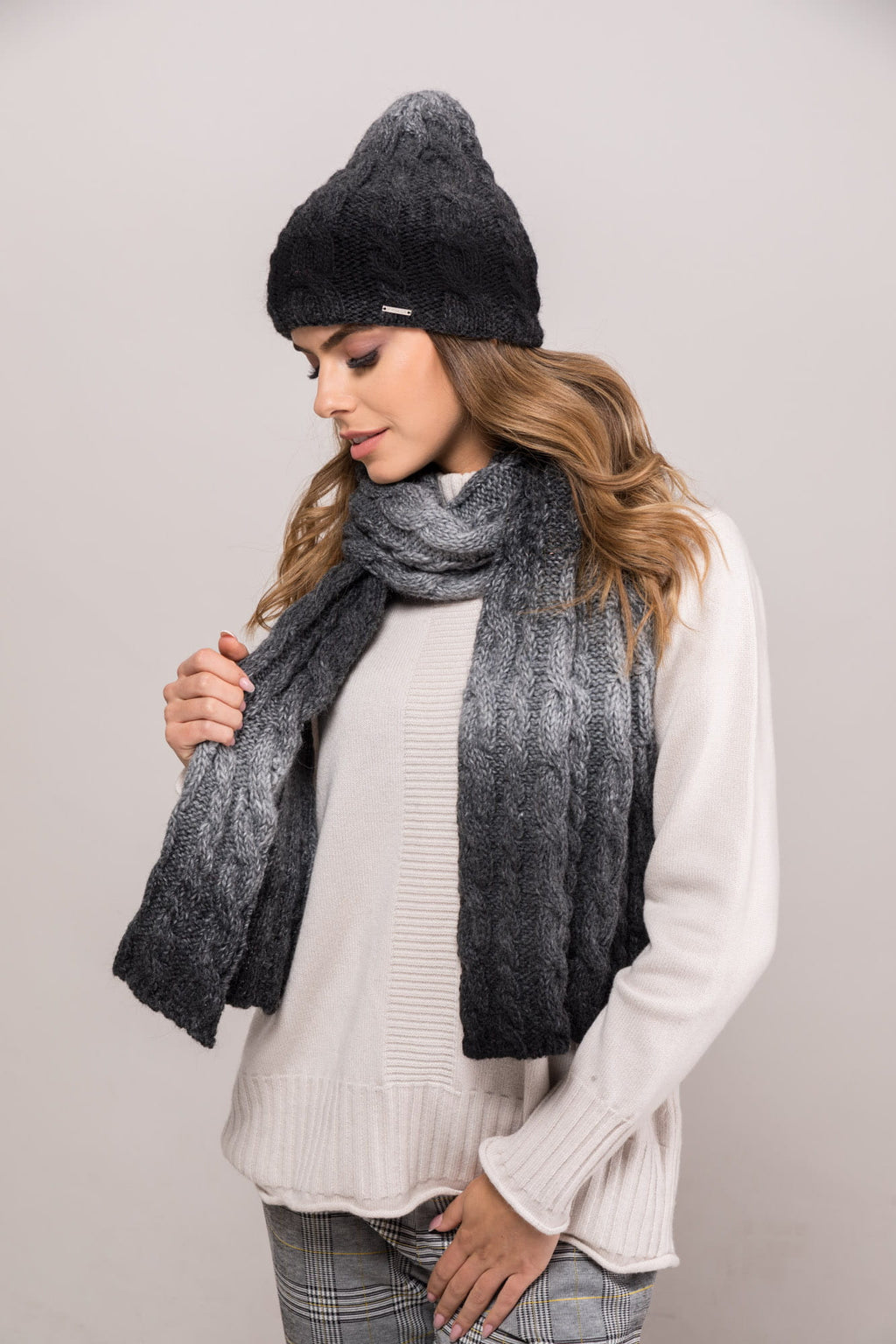 Komplet (Czapka+Szalik), Model: New Jersey Komplet, Kolor: grafitowy, Skład materiału: 55% Poliakryl; 25% Wełna; 20% Alpaka, Rozmiar: Uniwersalny (54-60) (Komplet (Czapka+Szalik), zdjęcie 4)