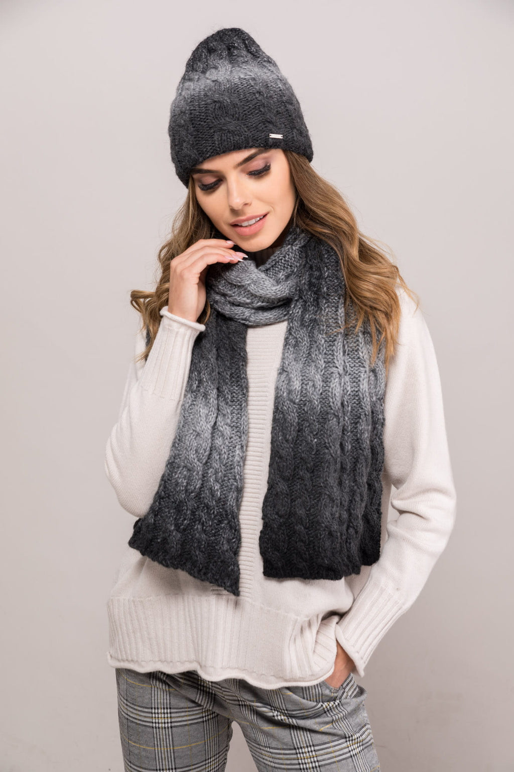 Komplet (Czapka+Szalik), Model: New Jersey Komplet, Kolor: grafitowy, Skład materiału: 55% Poliakryl; 25% Wełna; 20% Alpaka, Rozmiar: Uniwersalny (54-60) (Komplet (Czapka+Szalik), zdjęcie 5)