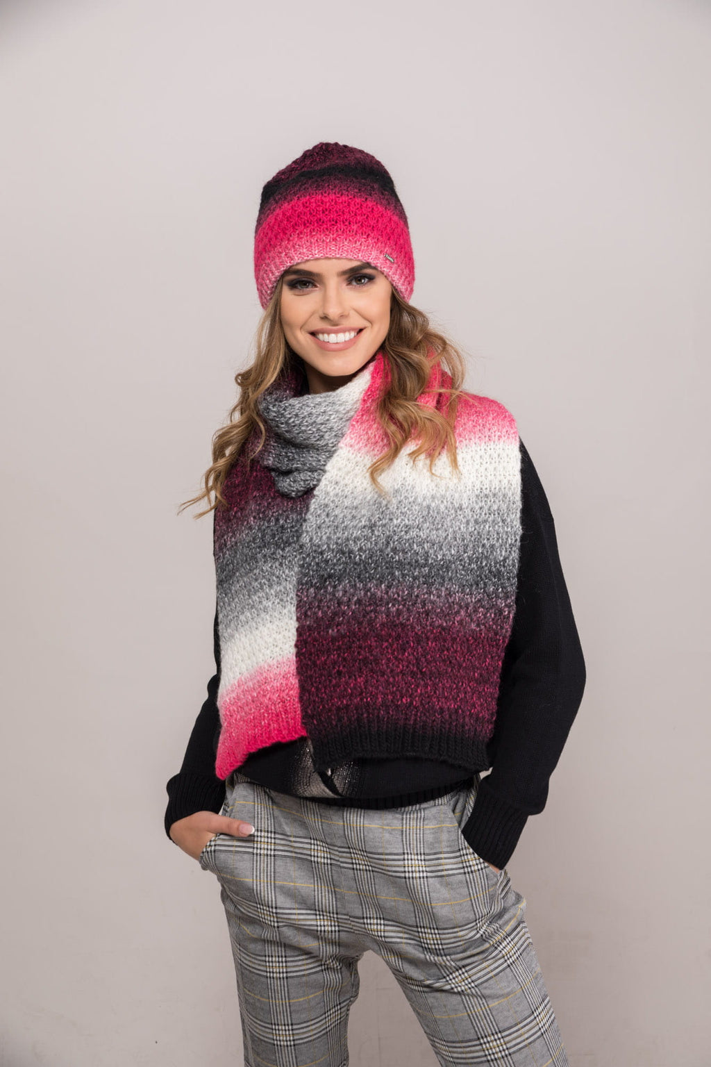 Widok z boku czapki damskiej New York, ukazujący odważne przejścia tonalne w splotach | KAMEA | Spironik.pl