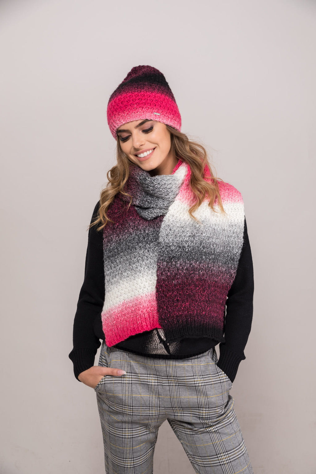 Czapka New York w użyciu, dopasowana do casualowej stylizacji na zimowy spacer | KAMEA | Spironik.pl