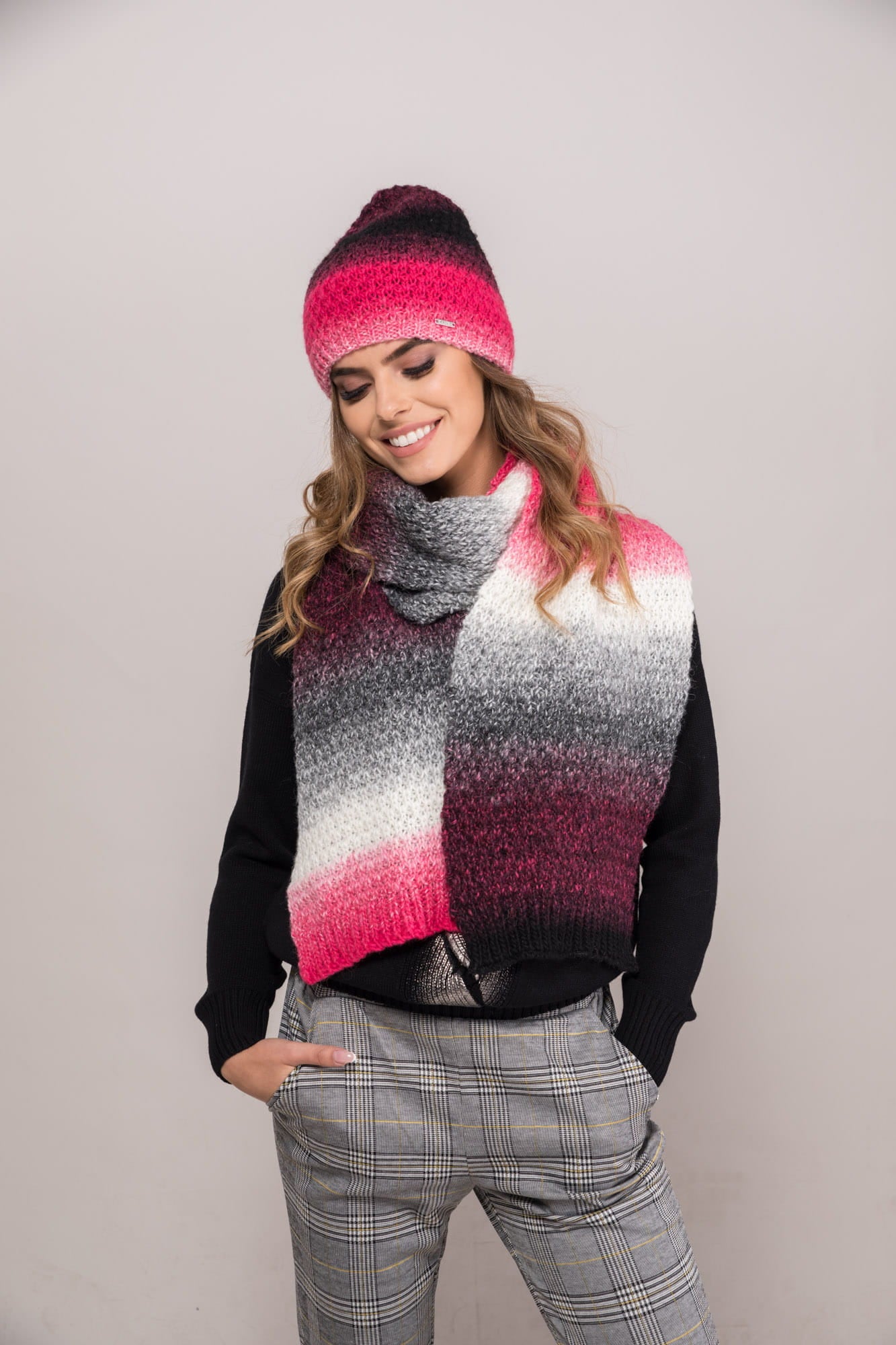 Czapki, Model: New York, Kolor: malinowy, Skład materiału: 55% Poliakryl; 25% Wełna; 20% Alpaka, Rozmiar: Uniwersalny (54-60) (Czapki, zdjęcie 5)