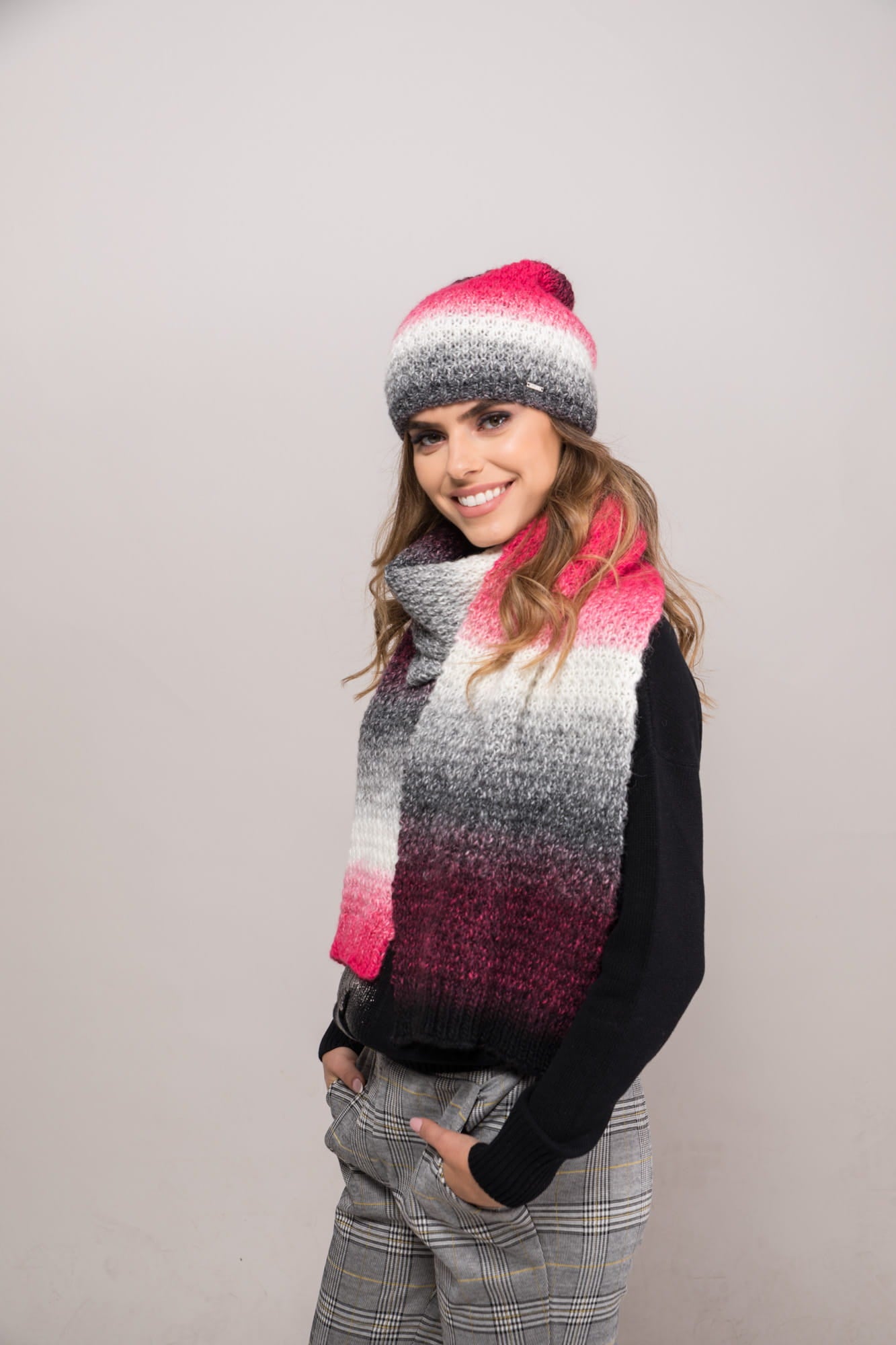 Czapki, Model: New York, Kolor: malinowy, Skład materiału: 55% Poliakryl; 25% Wełna; 20% Alpaka, Rozmiar: Uniwersalny (54-60) (Czapki, zdjęcie 6)