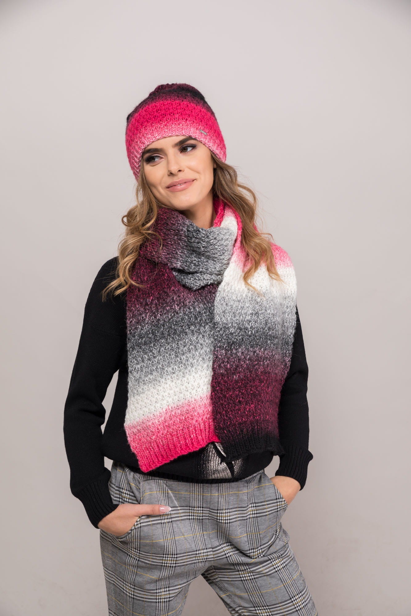 Czapki, Model: New York, Kolor: malinowy, Skład materiału: 55% Poliakryl; 25% Wełna; 20% Alpaka, Rozmiar: Uniwersalny (54-60) (Czapki, zdjęcie 7)