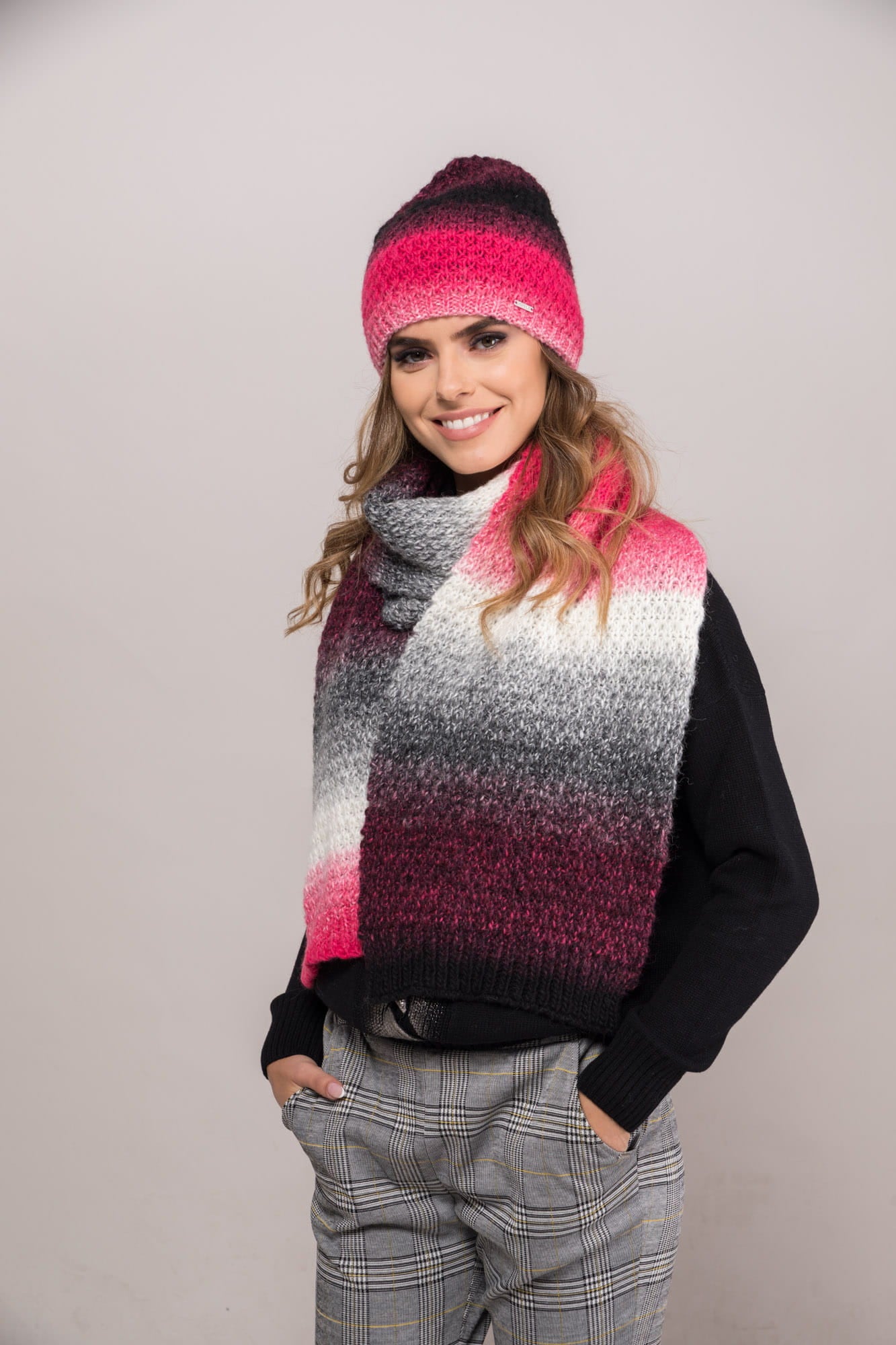 Czapki, Model: New York, Kolor: malinowy, Skład materiału: 55% Poliakryl; 25% Wełna; 20% Alpaka, Rozmiar: Uniwersalny (54-60) (Czapki, zdjęcie 8)