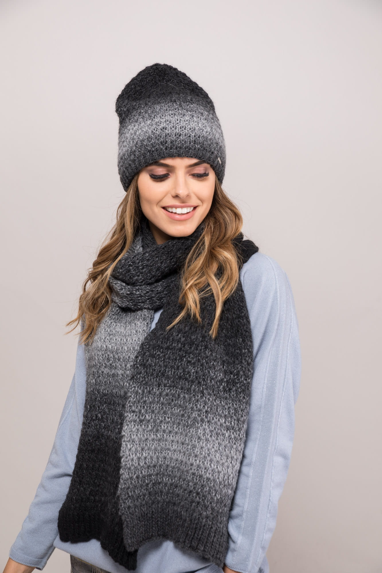 Widok z boku czapki New York, prezentujący klasyczny kształt i dopasowanie | KAMEA | Spironik.pl