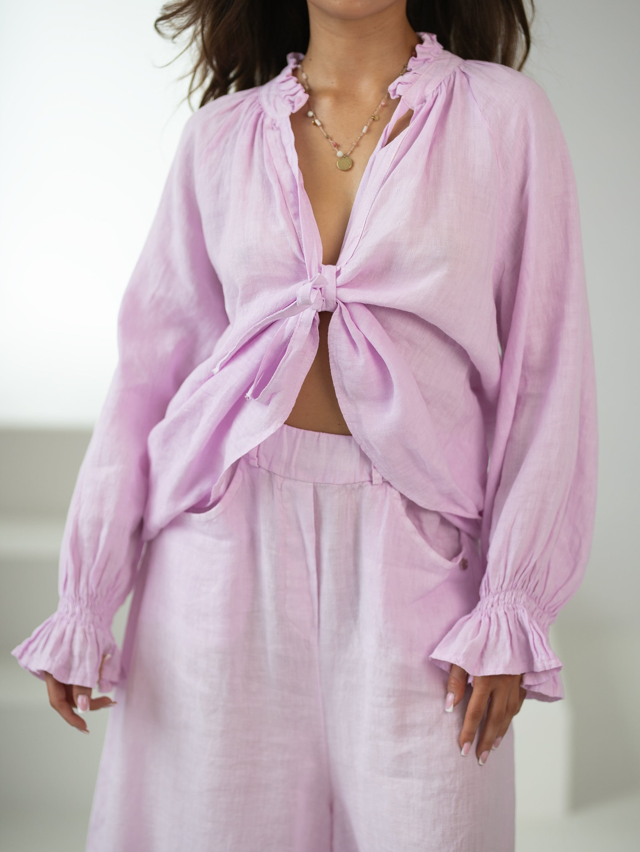 Koszula z marszczeniem przy dekolcie, wykonana z wysokiej jakości lnu | Bastet | Spironik.pl