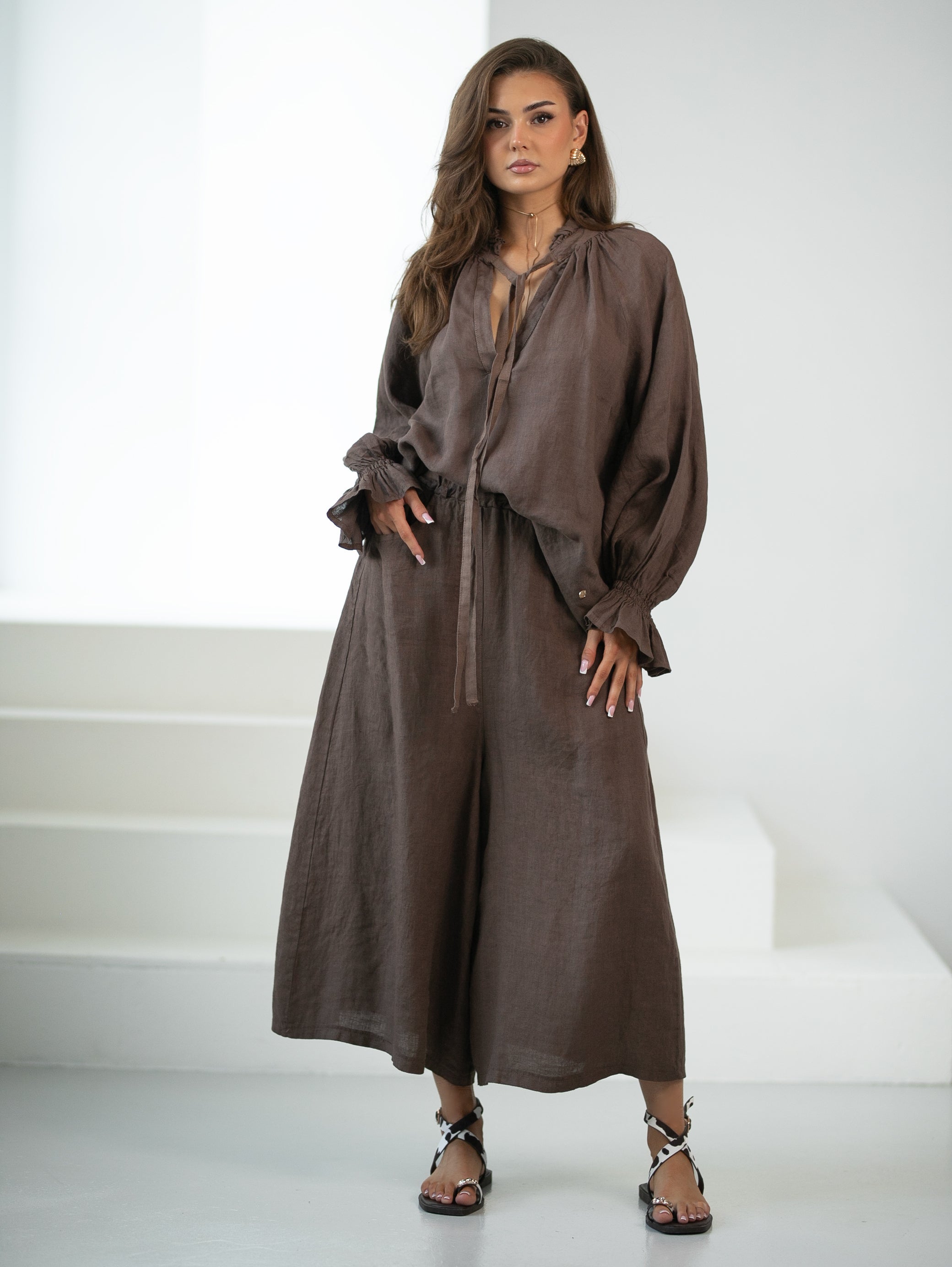 Elegancka lniana koszula w kolorze brązowym z dekoltem w kształcie litery V | Bastet | Spironik.pl