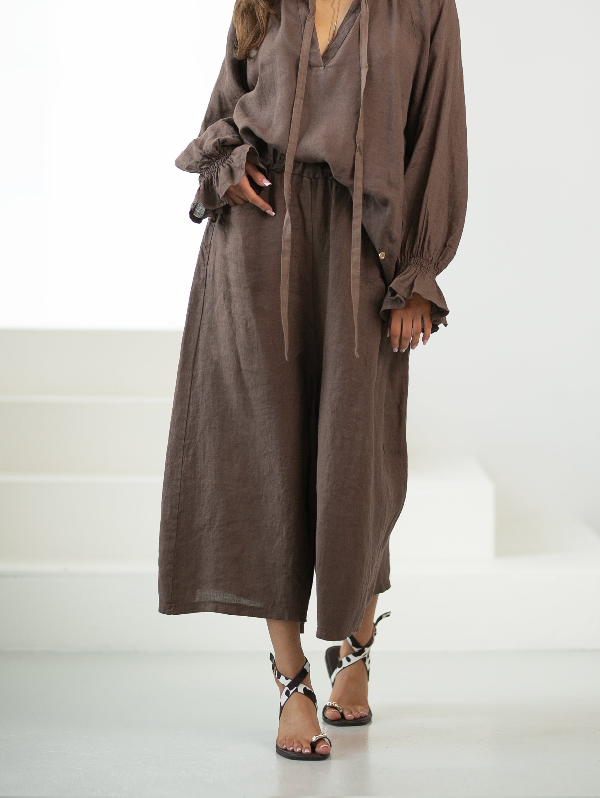 Subtelna koszula lniana w brązowym kolorze, doskonała do eleganckich stylizacji | Bastet | Spironik.pl