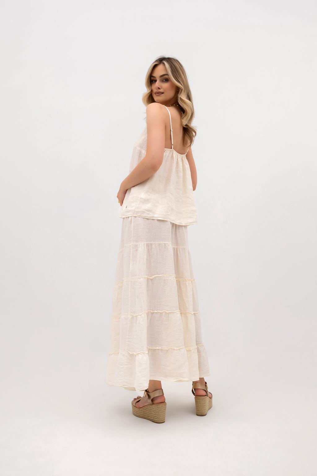 Długa spódnica z naturalnego lnu w odcieniu Ecru, doskonała do stylizacji boho i minimalizmu | Bastet | Spironik.pl