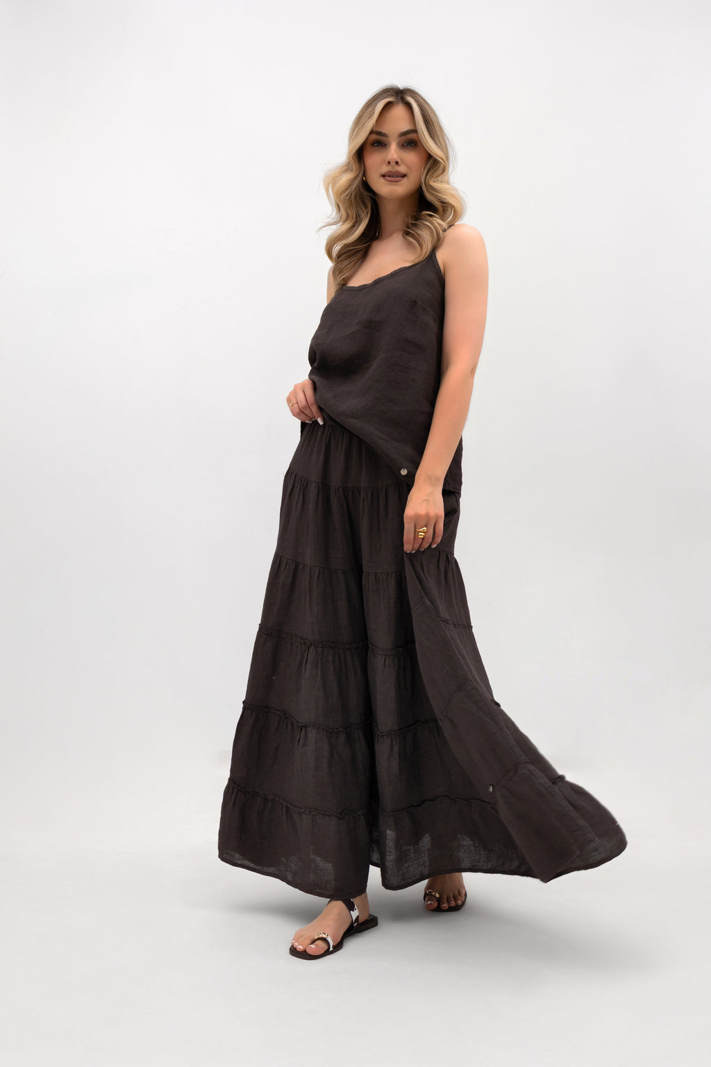 Lniana spódnica maxi w brązowym kolorze z falbanami, idealna na letnie dni | Bastet | Spironik.pl