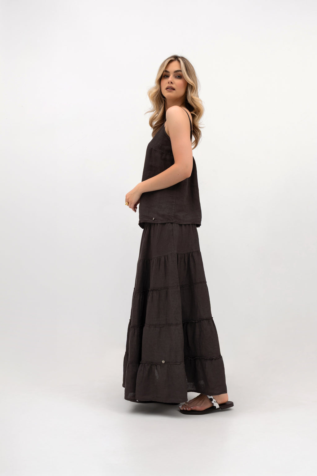 Elegancka spódnica maxi z lnu, idealna do stylizacji w neutralnych tonach | Bastet | Spironik.pl