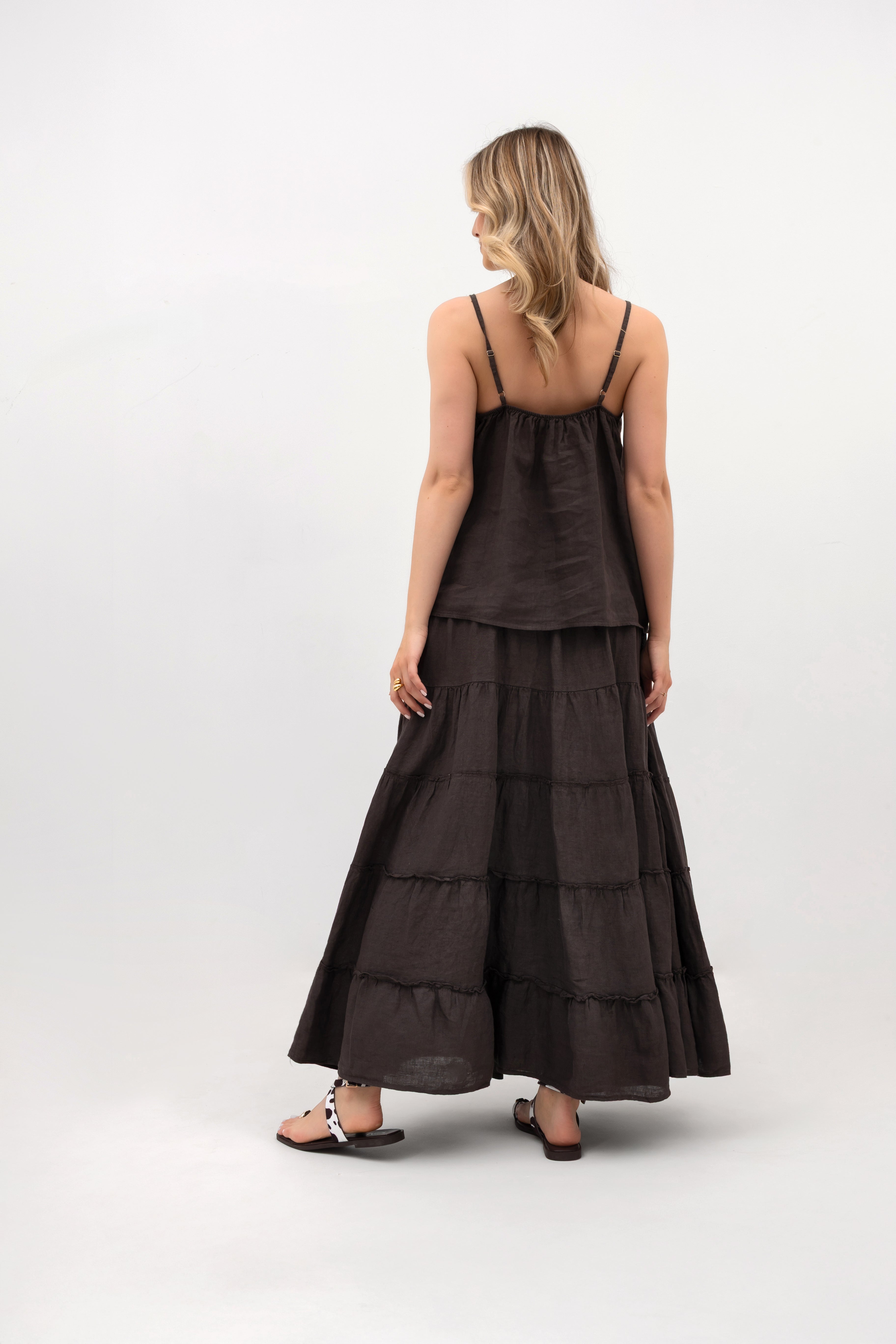 Elegancki lniany top w odcieniu czekolady, podkreślający sylwetkę dzięki zaszewkom | Bastet | Spironik.pl