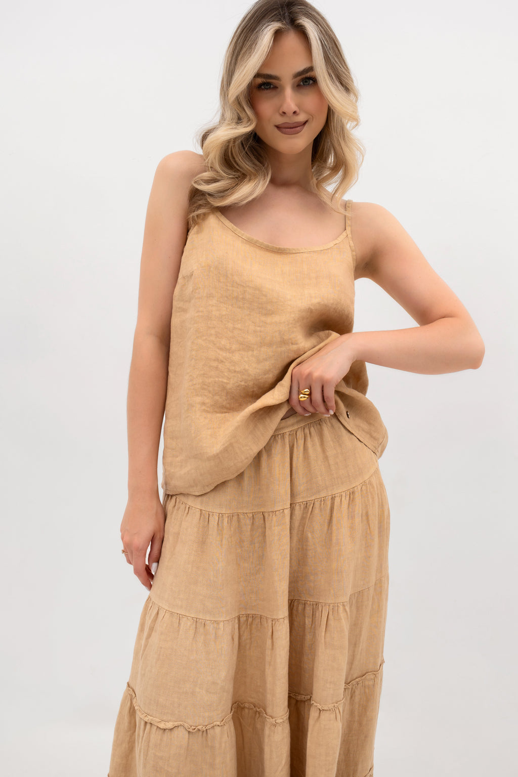 Elegancki top na ramiączkach w kolorze czekolady, doskonały na letnie stylizacje | Bastet | Spironik.pl