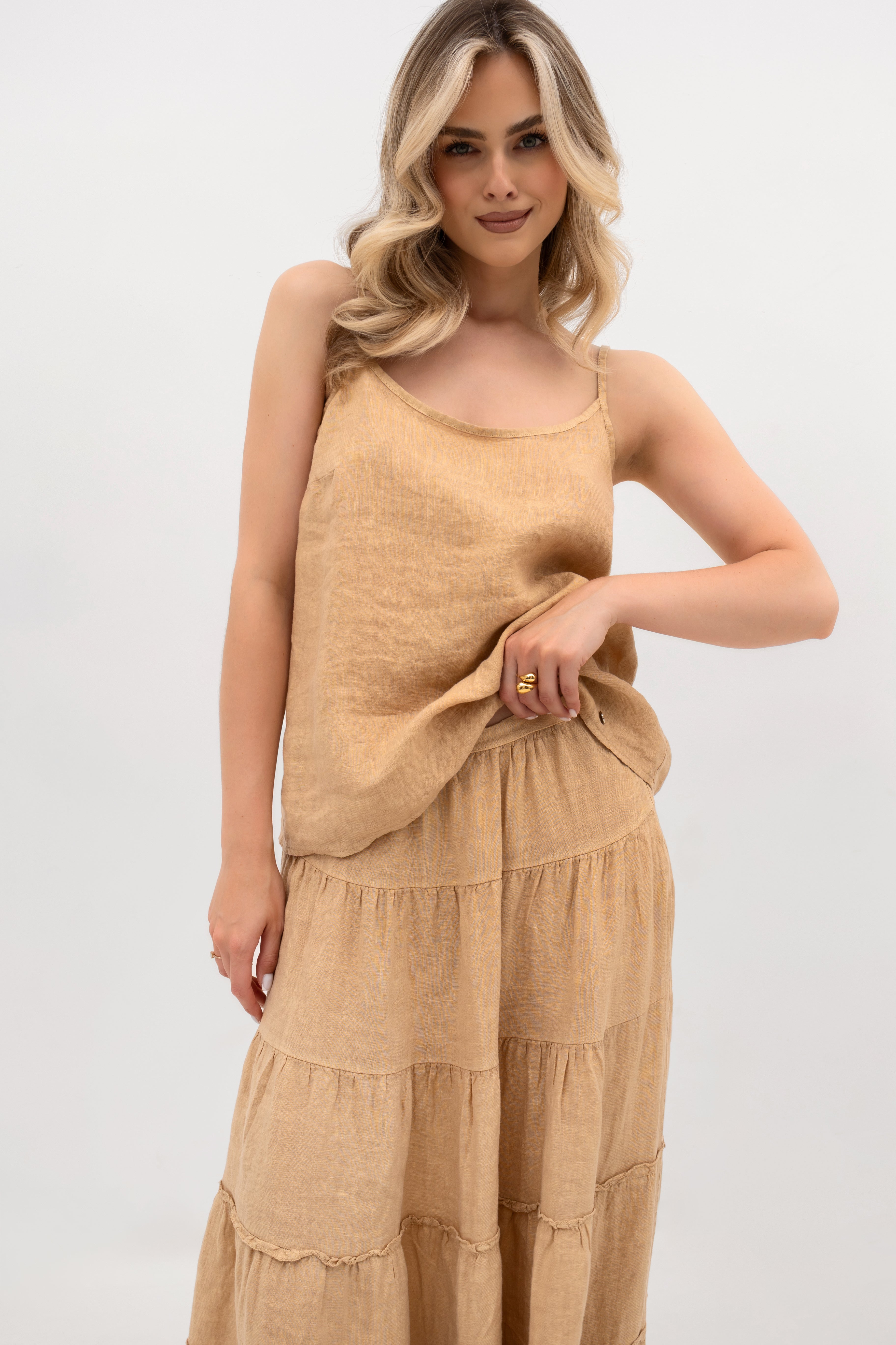 Elegancki top na ramiączkach w kolorze czekolady, doskonały na letnie stylizacje | Bastet | Spironik.pl