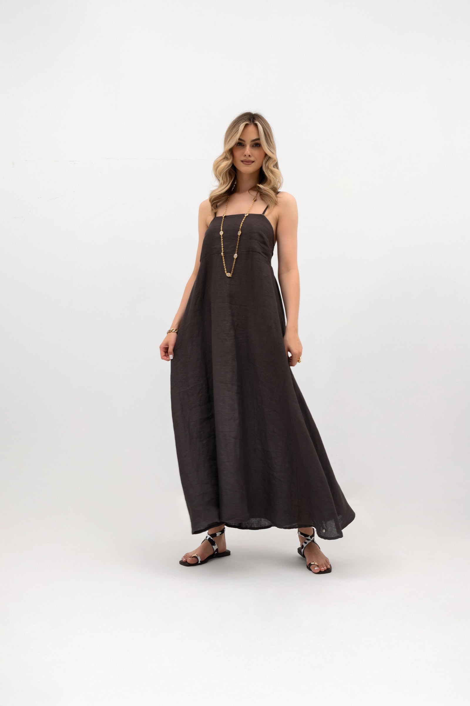 Linen maxi dress with straps - flared and airy. Color Brown | Spironik.pl