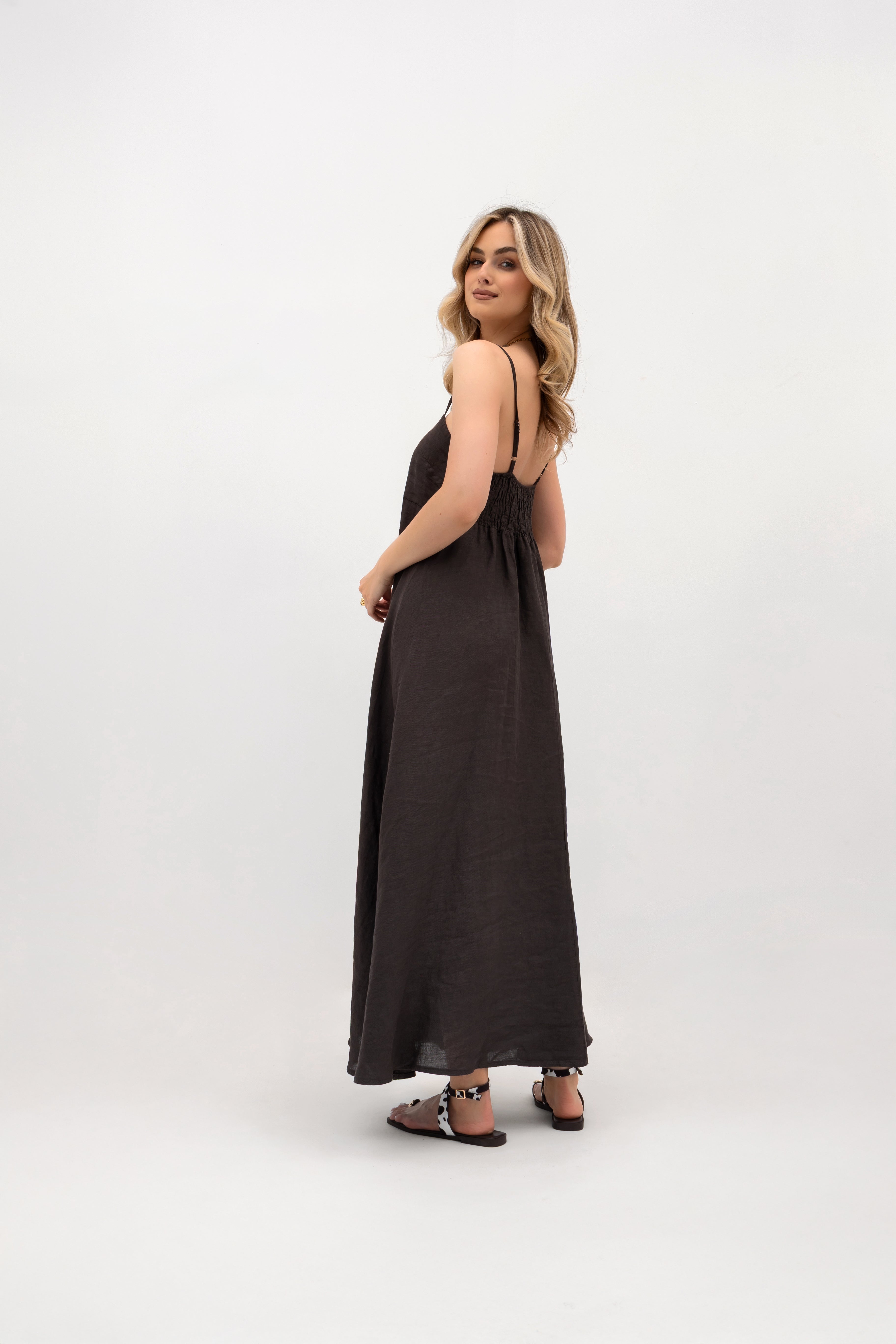 Rozkloszowana sukienka maxi z lnu w intensywnym brązowym odcieniu, idealna na gorące dni | Bastet | Spironik.pl