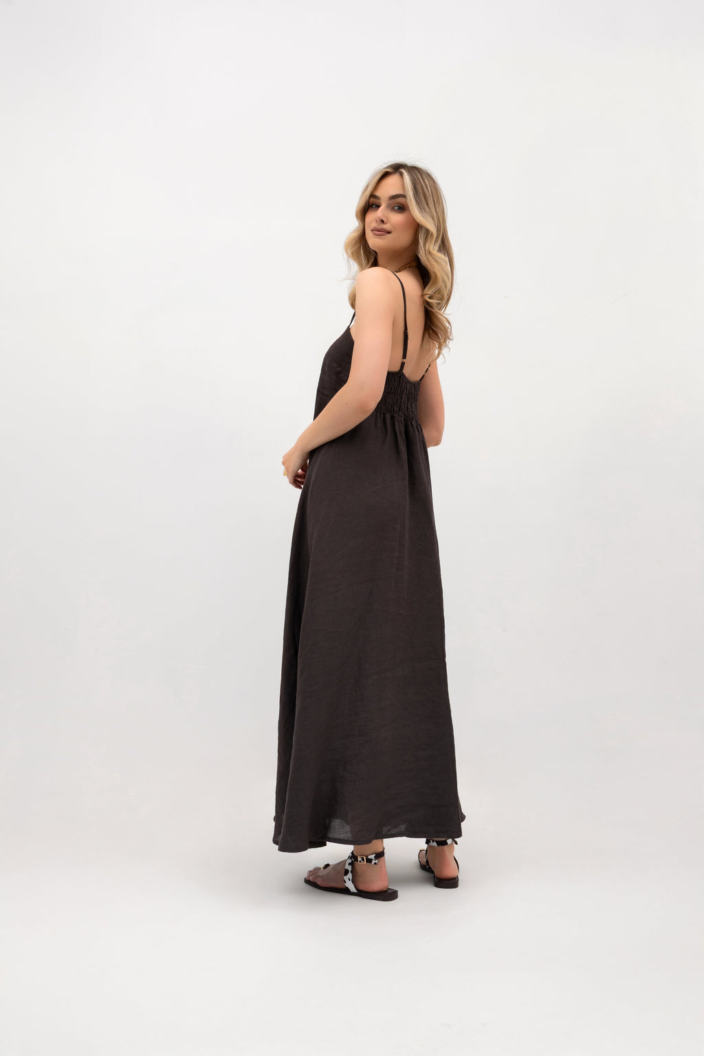 Letnia sukienka na ramiączkach, doskonała do sandałów lub espadryli | Bastet | Spironik.pl