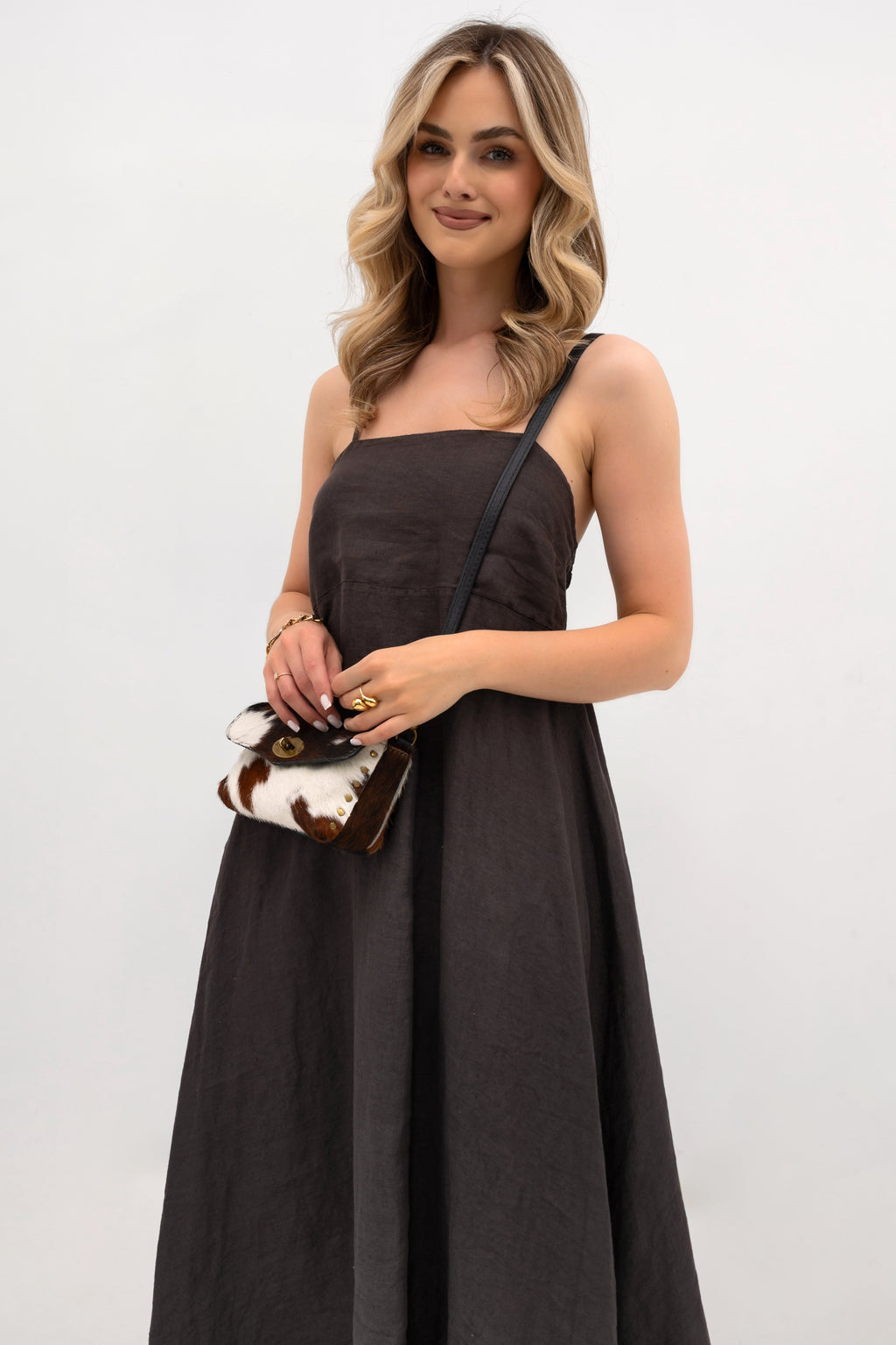 Lniana sukienka maxi na ramiączkach w brązowym kolorze, idealna na letnie dni | Bastet | Spironik.pl