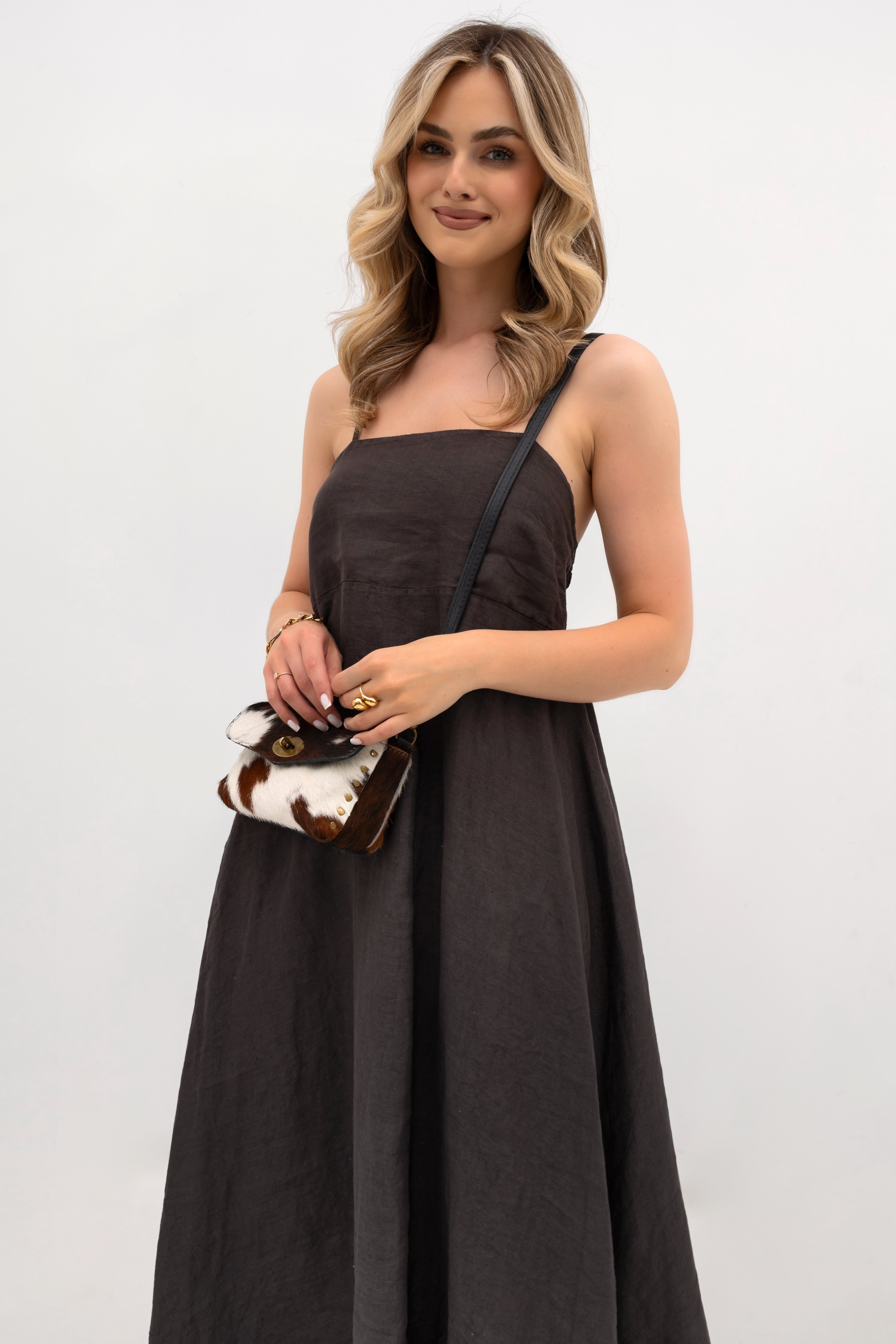 Lniana sukienka maxi na ramiączkach w brązowym kolorze, idealna na letnie dni | Bastet | Spironik.pl