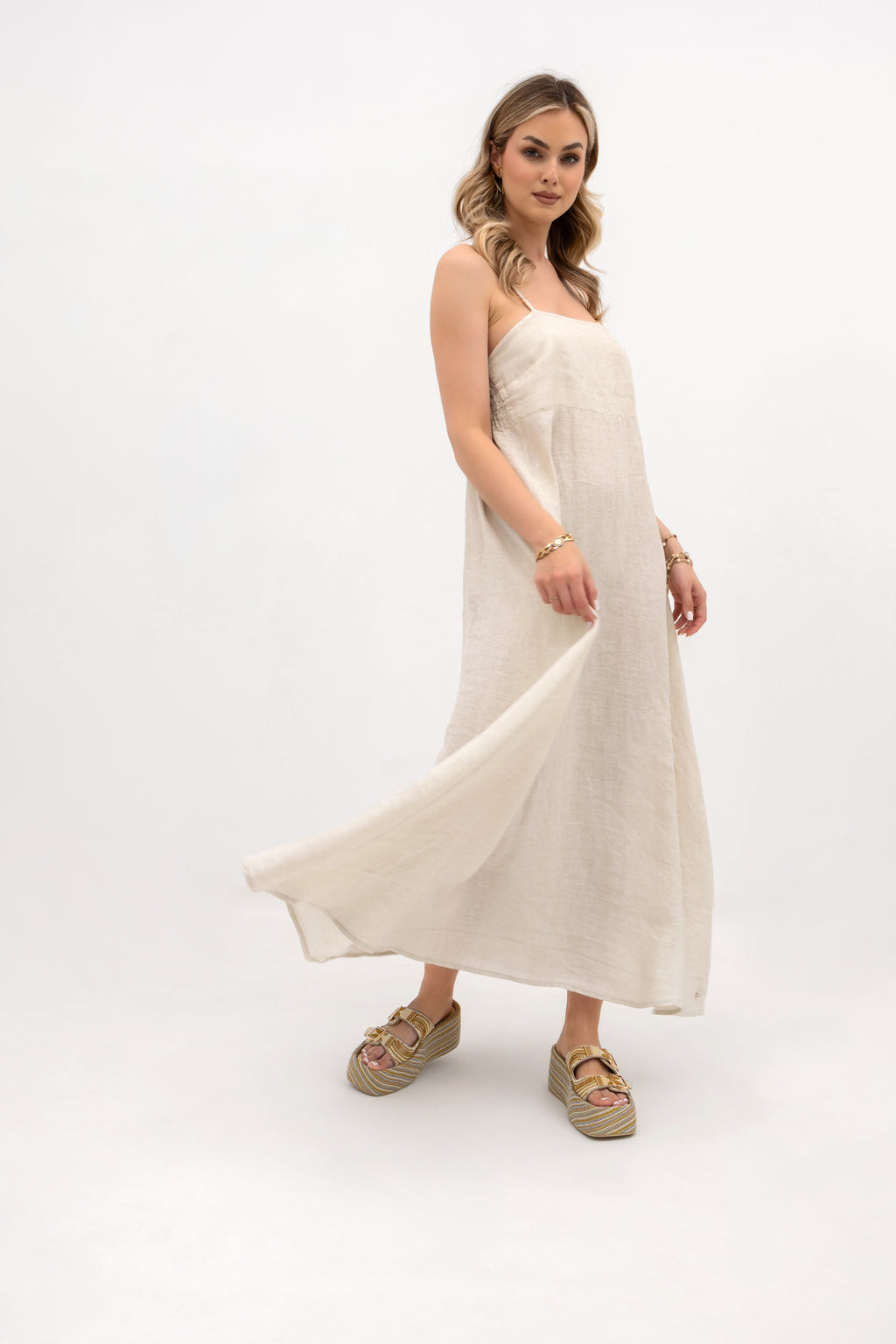 Lniana sukienka w stylu minimalistycznym, rozkloszowana, w odcieniu Ecru | Bastet | Spironik.pl