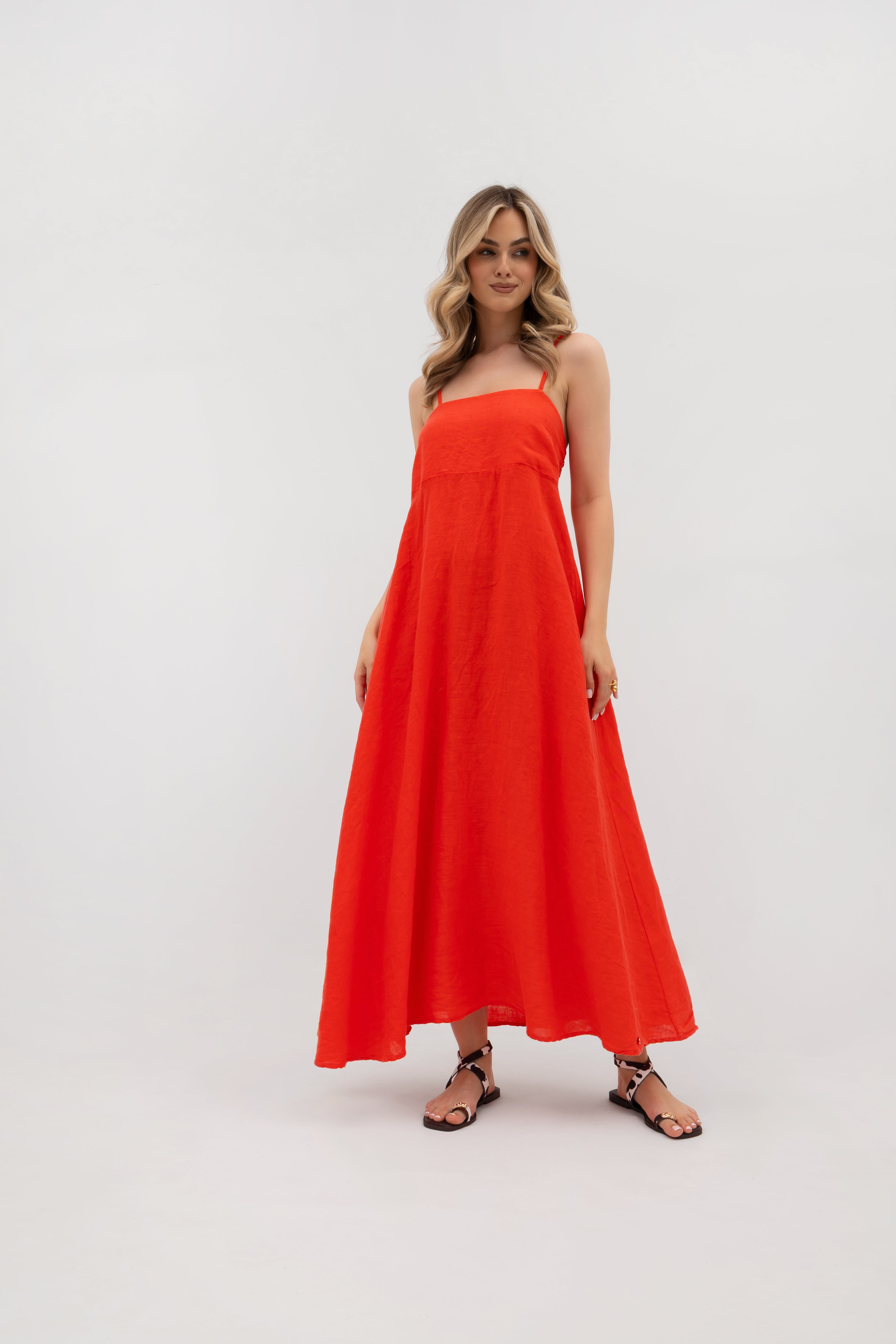 Lniana sukienka maxi na ramiączkach w intensywnym czerwonym kolorze, idealna na letnie dni | Bastet | Spironik.pl