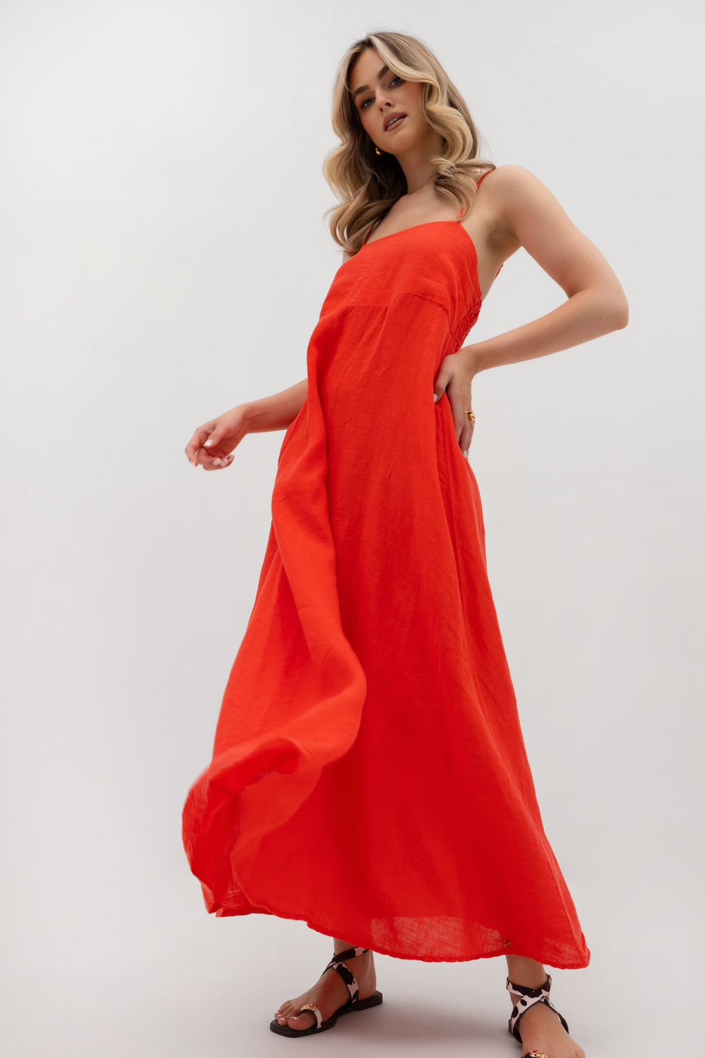 Sukienka w kształcie litery A, pięknie układająca się w ruchu i zapewniająca przewiewność | Bastet | Spironik.pl