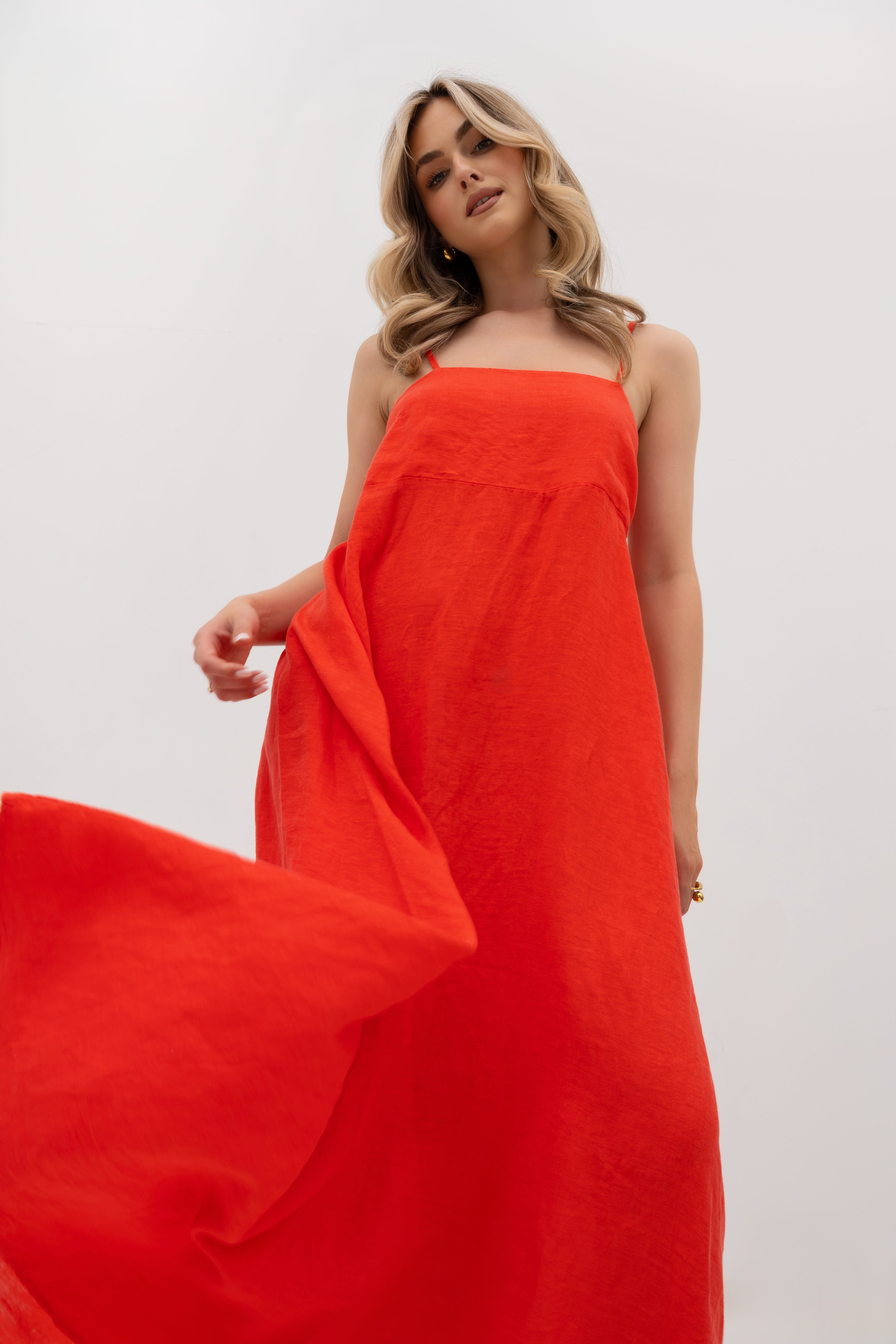 Przewiewna sukienka maxi z lnu w kolorze czerwonym, doskonała na wakacyjne wyjścia | Bastet | Spironik.pl