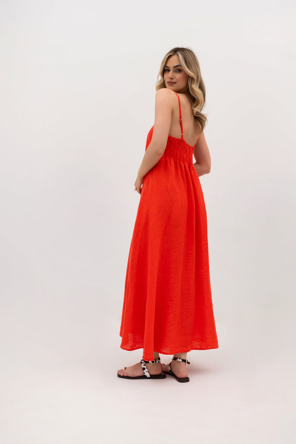 Lniana sukienka idealna na brunch z przyjaciółkami lub letnie wyjścia | Bastet | Spironik.pl