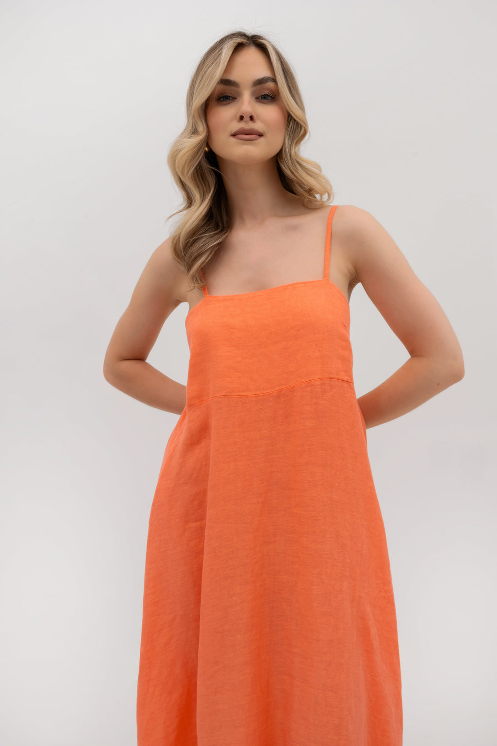 Lniana sukienka maxi na ramiączkach w intensywnym pomarańczowym kolorze, idealna na letnie dni | Bastet | Spironik.pl