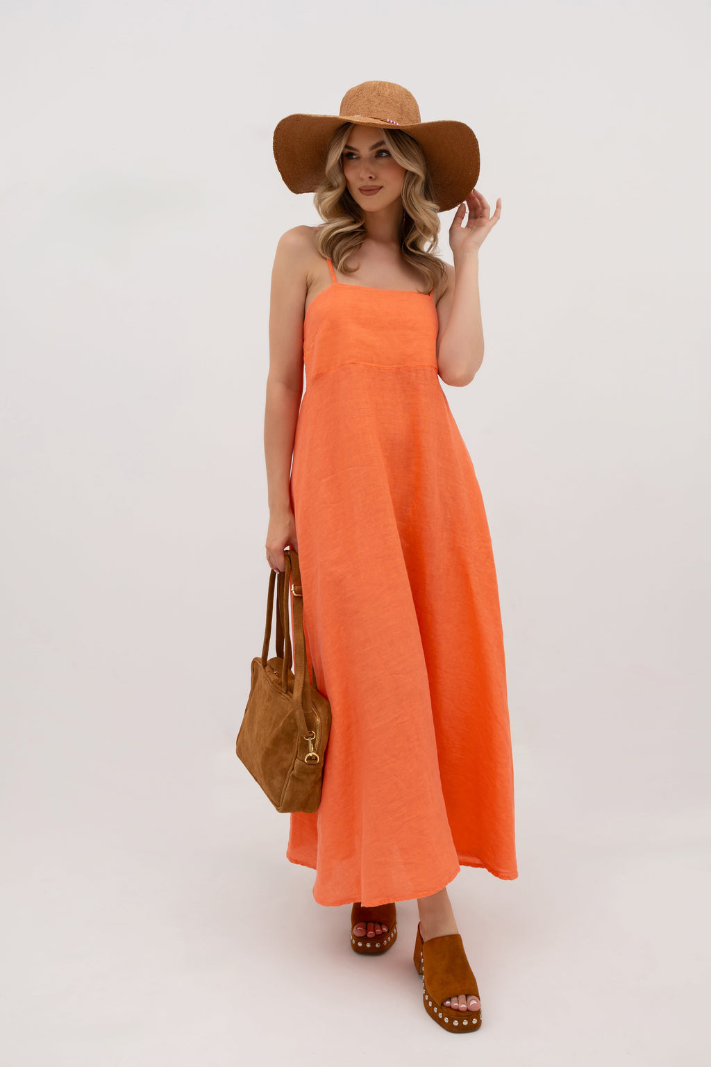 Przewiewna sukienka maxi z lnu w kolorze pomarańczowym, doskonała na wakacyjne spacery | Bastet | Spironik.pl