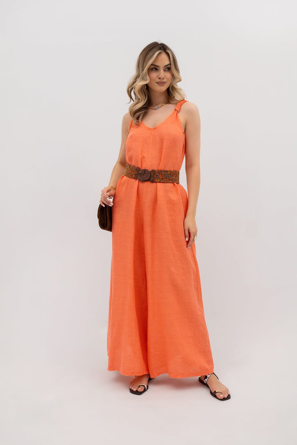 Stylowy lniany kombinezon w odcieniu pomarańczowym z szerokimi nogawkami i subtelnym marszczeniem | Bastet | Spironik.pl