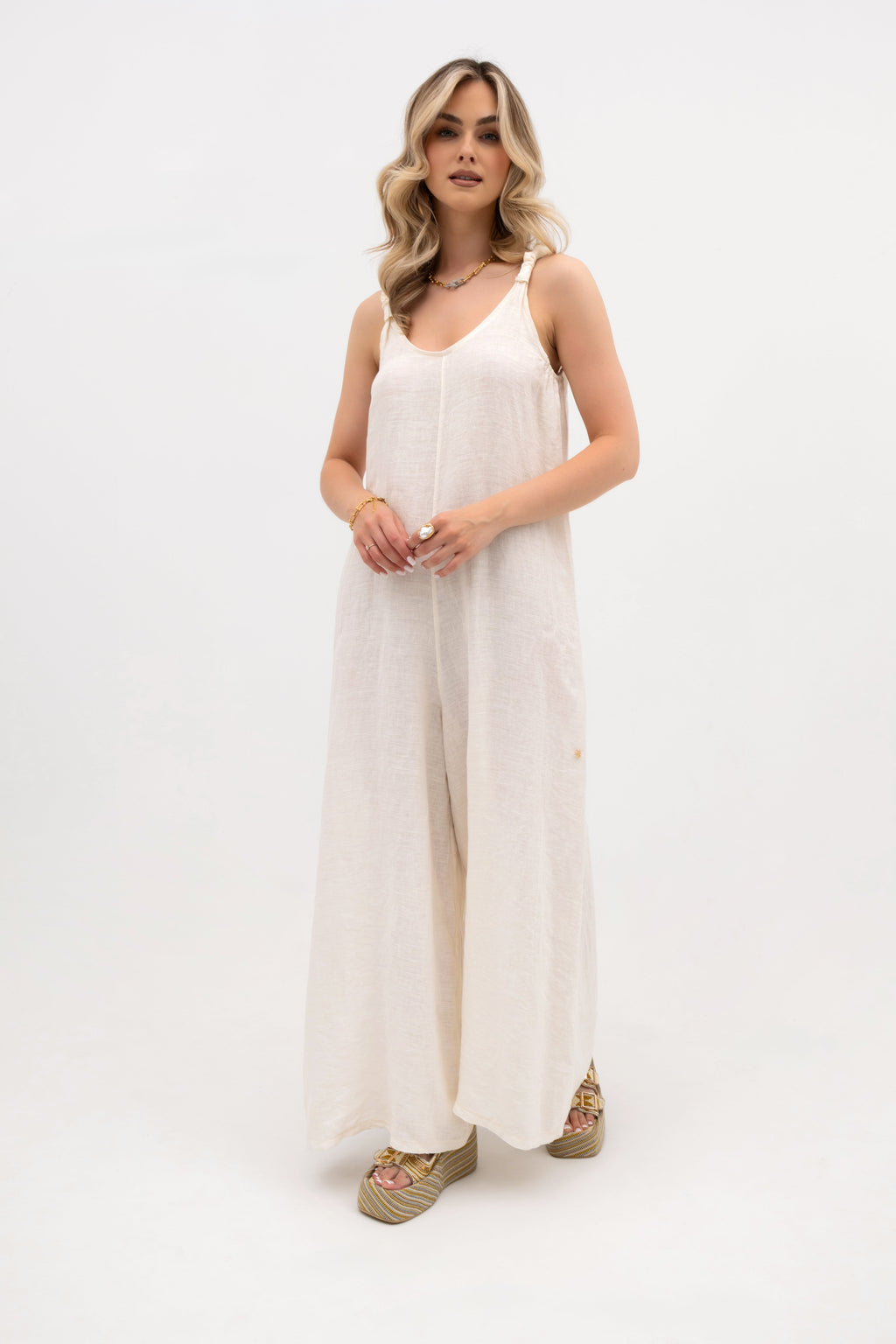 Stylowy kombinezon na ramiączkach z luźnym krojem i szerokimi nogawkami w kolorze Ecru | Bastet | Spironik.pl