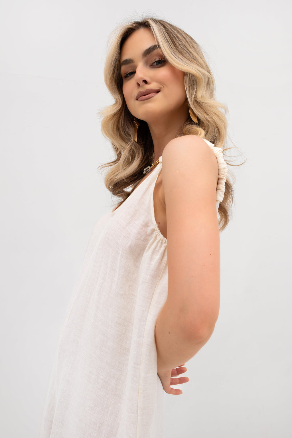 Lekki, przewiewny kombinezon z naturalnego lnu idealny na letnie dni w odcieniu Ecru | Bastet | Spironik.pl