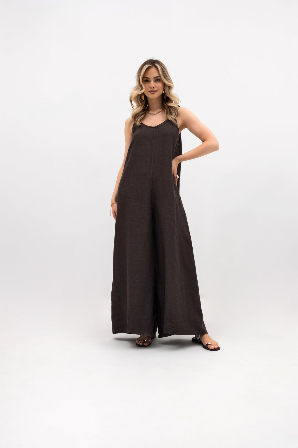Lniany kombinezon na ramiączkach z szerokimi nogawkami idealny na letnie dni | Bastet | Spironik.pl