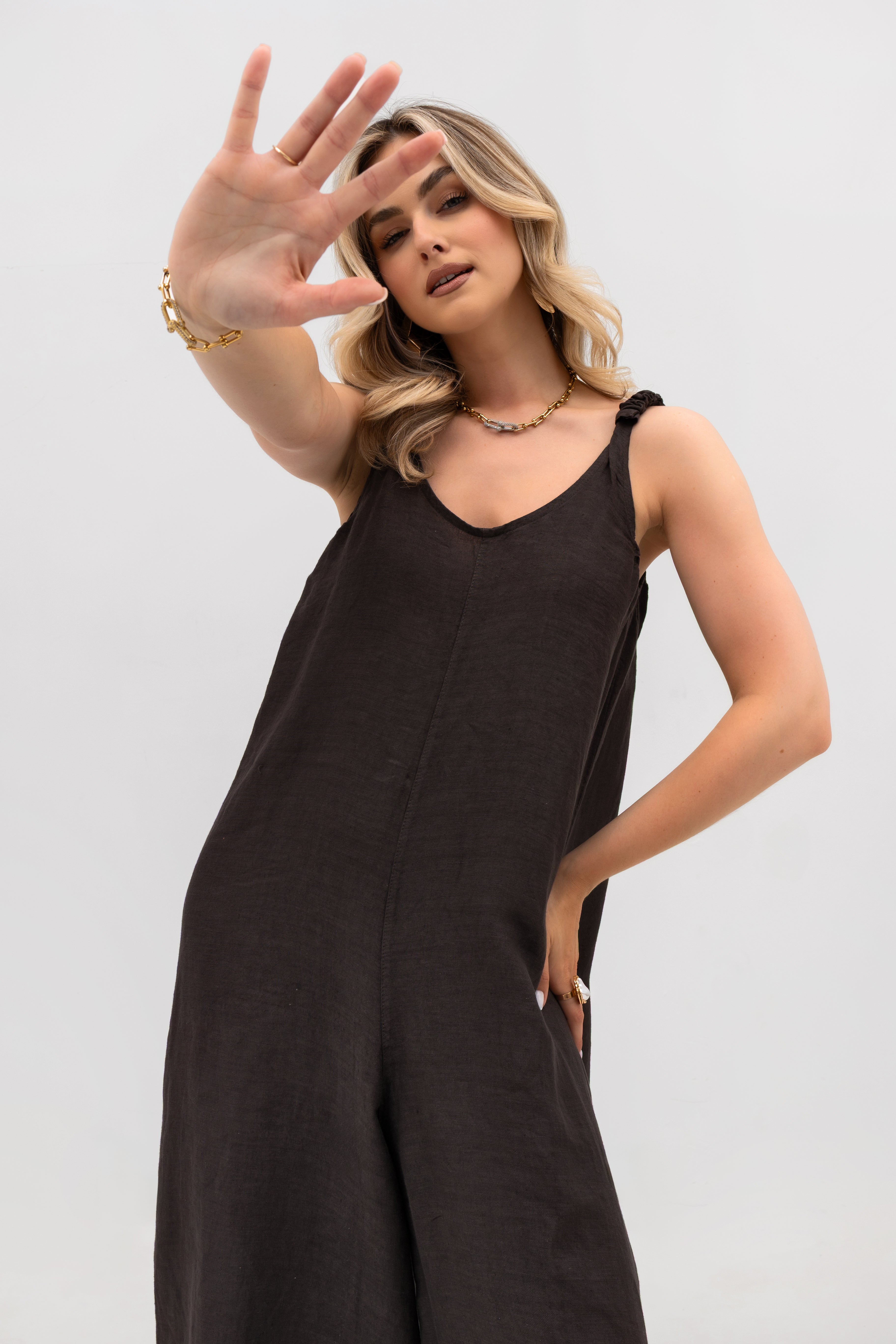 Lekki brązowy kombinezon z regulowanymi ramiączkami i luźnym krojem idealny na letnie dni | Bastet | Spironik.pl